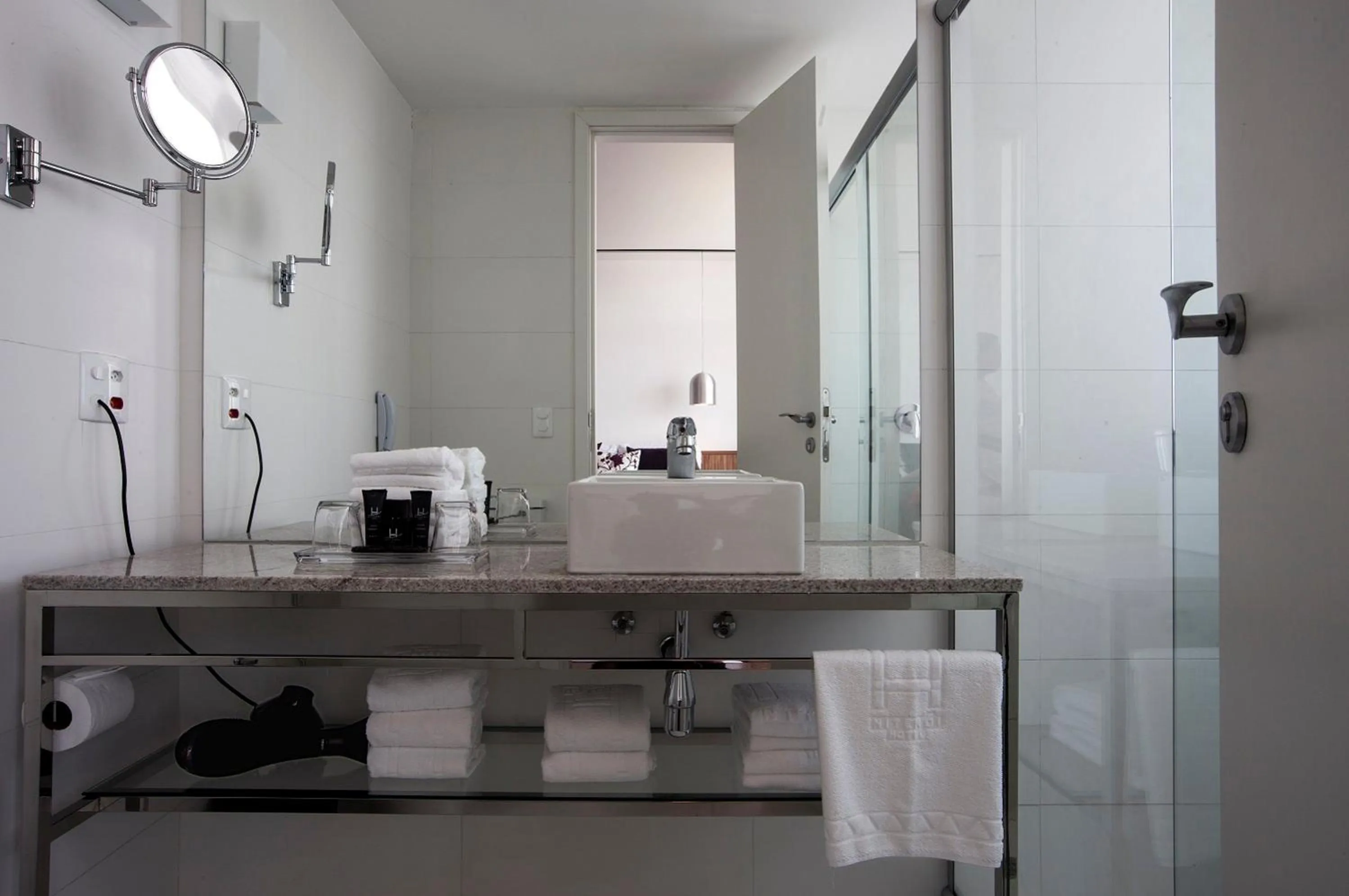 Bathroom in H Niteroi Hotel