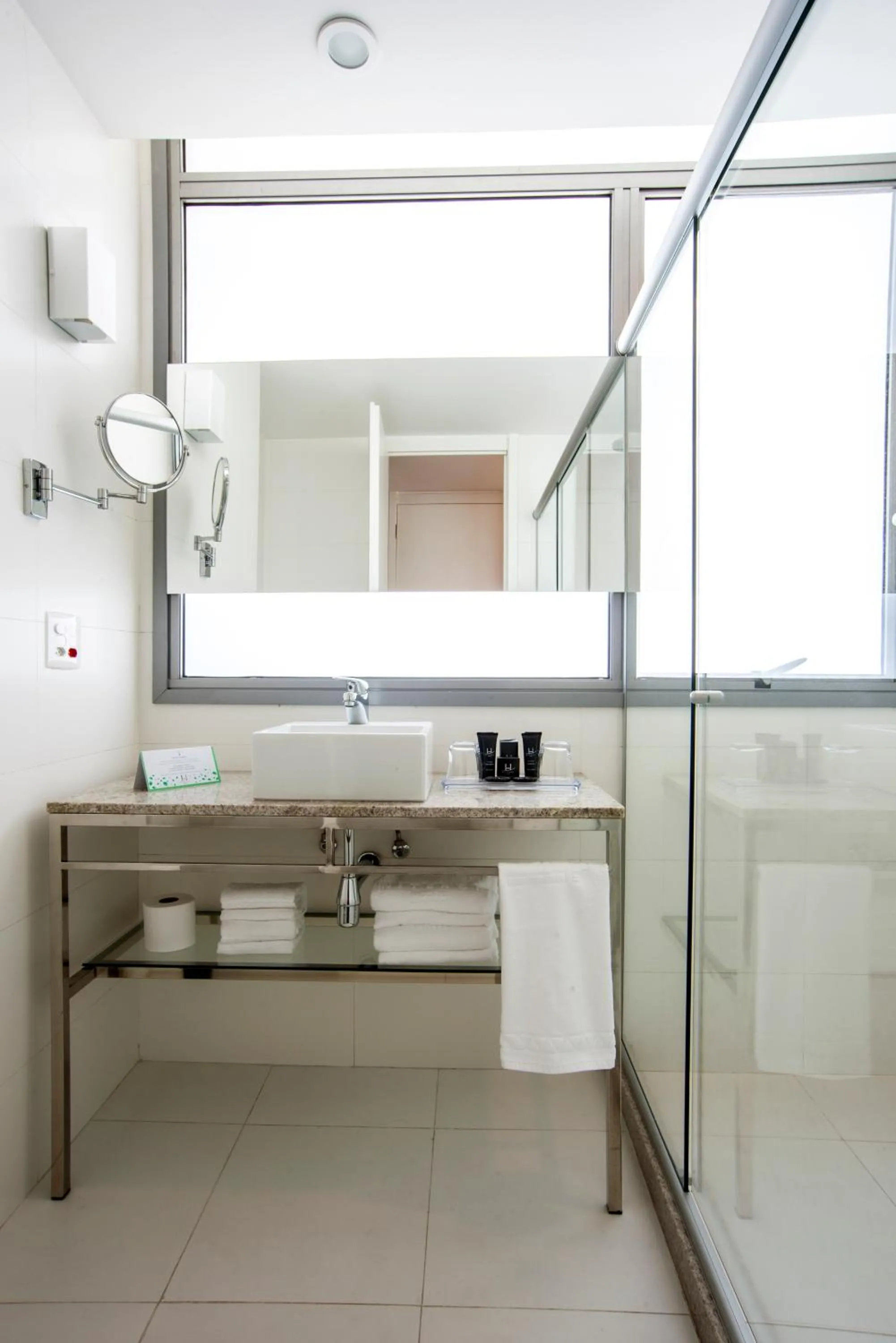 Bathroom in H Niteroi Hotel