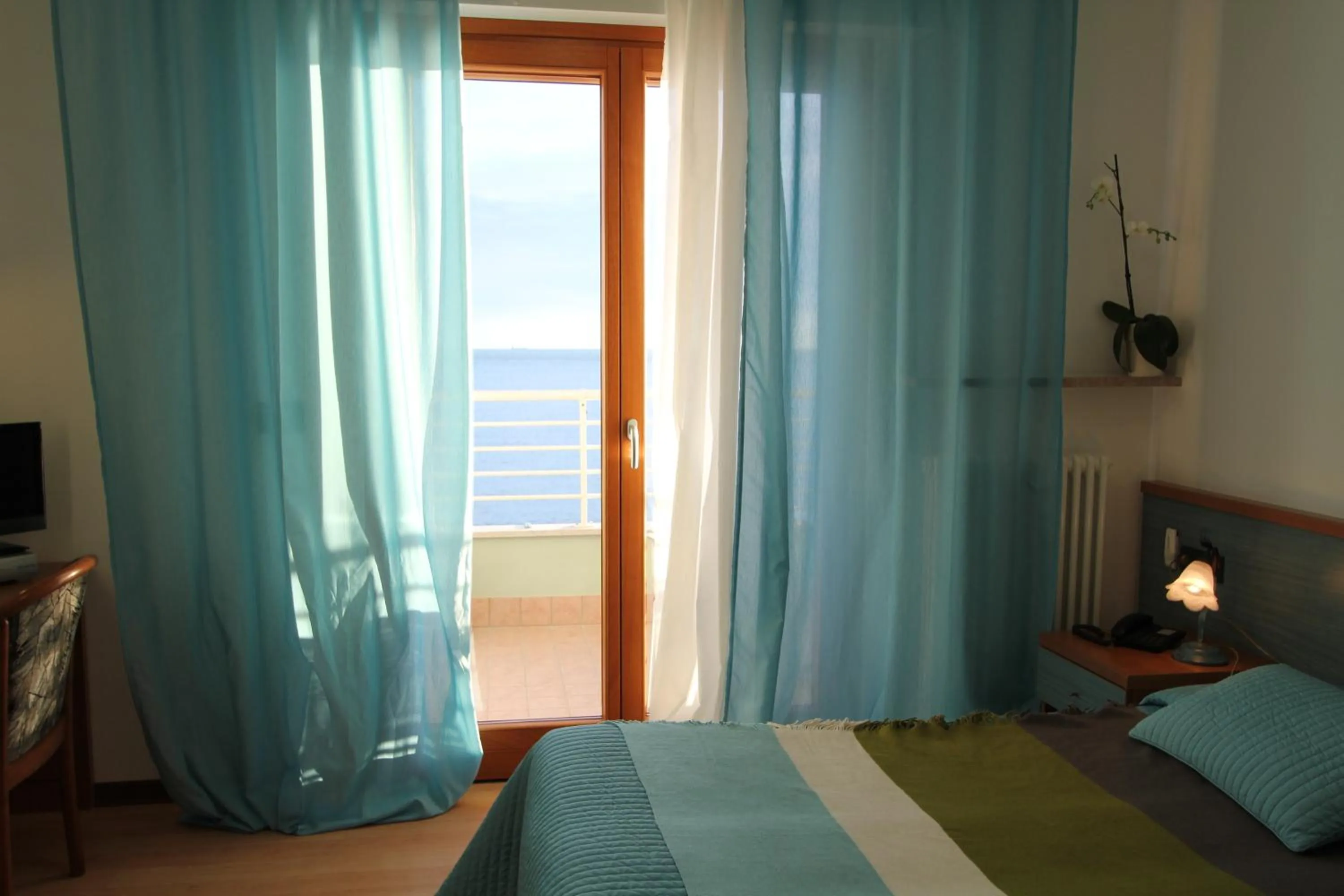 Balcony/Terrace, Bed in Hotel Marea