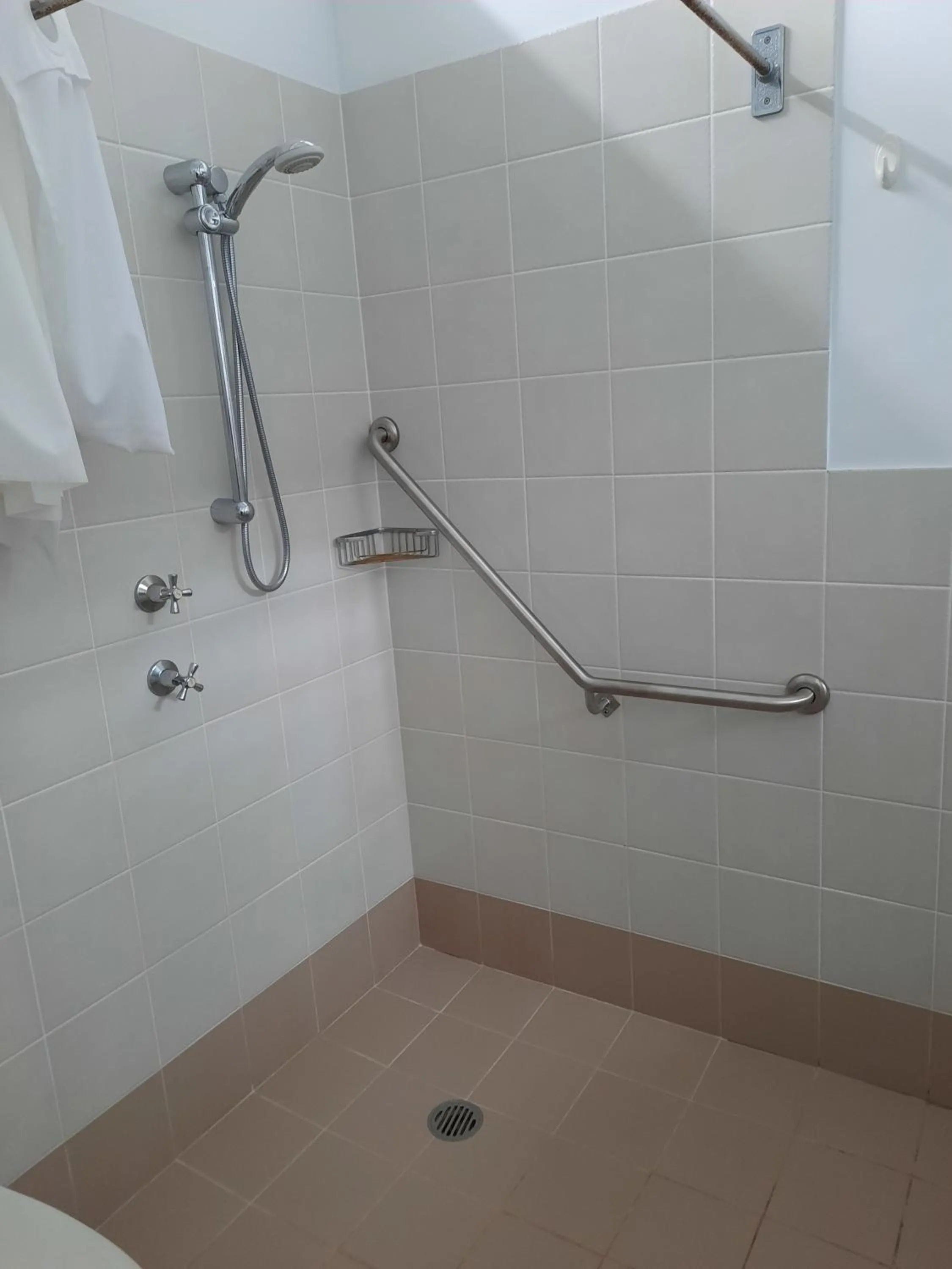 Shower in Mounties @ Sussex