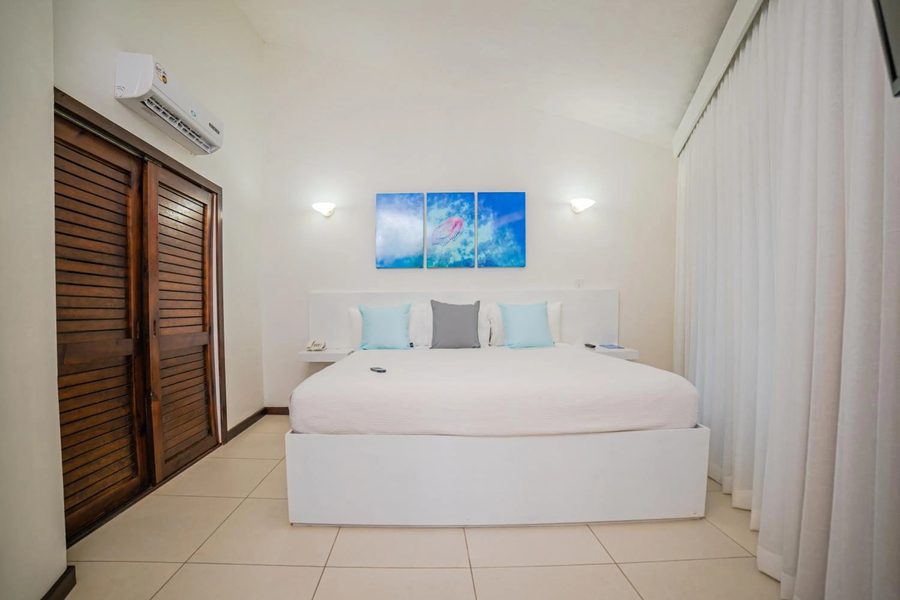 Bedroom, Bed in Paradise Beach Hotel & Resort