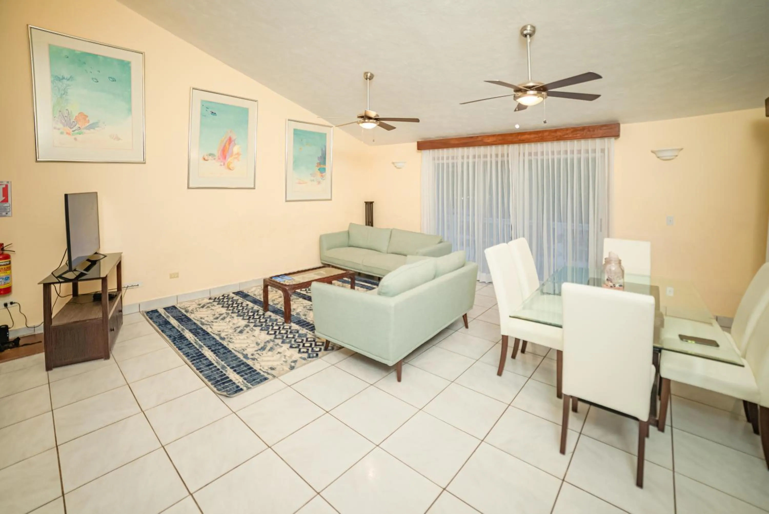 Living room in Paradise Beach Hotel & Resort