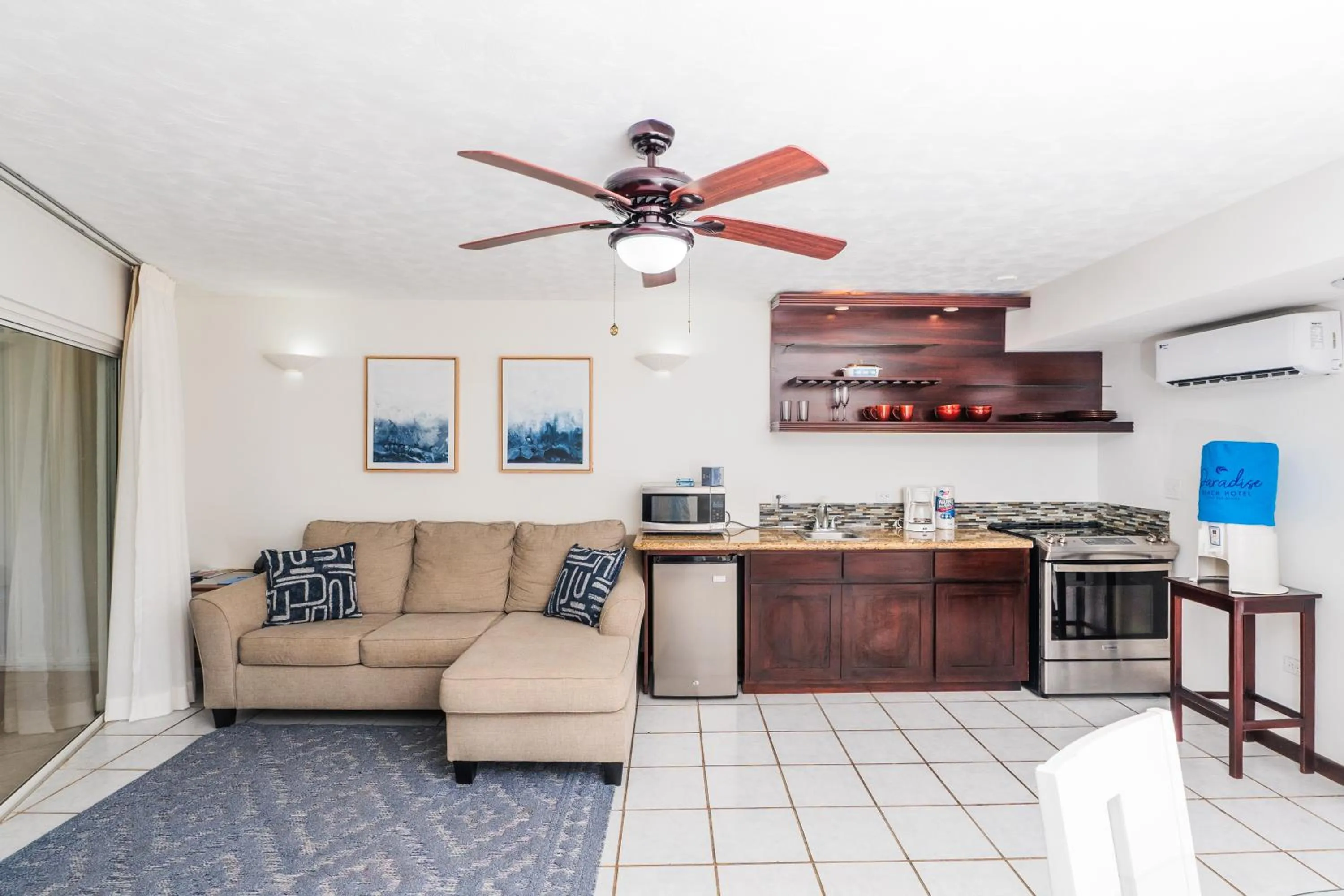 Living room in Paradise Beach Hotel & Resort