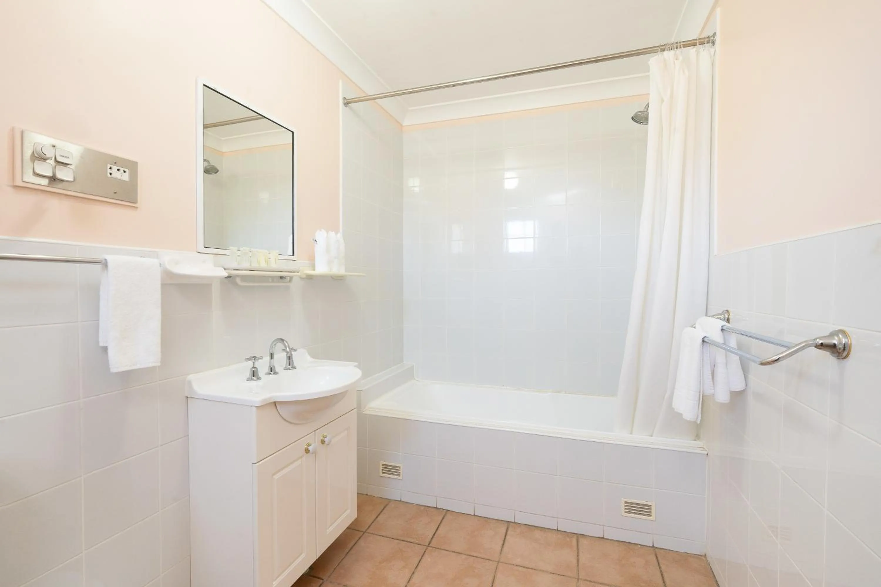 Bathroom in SureStay Hotel by Best Western, New Inn Richmond