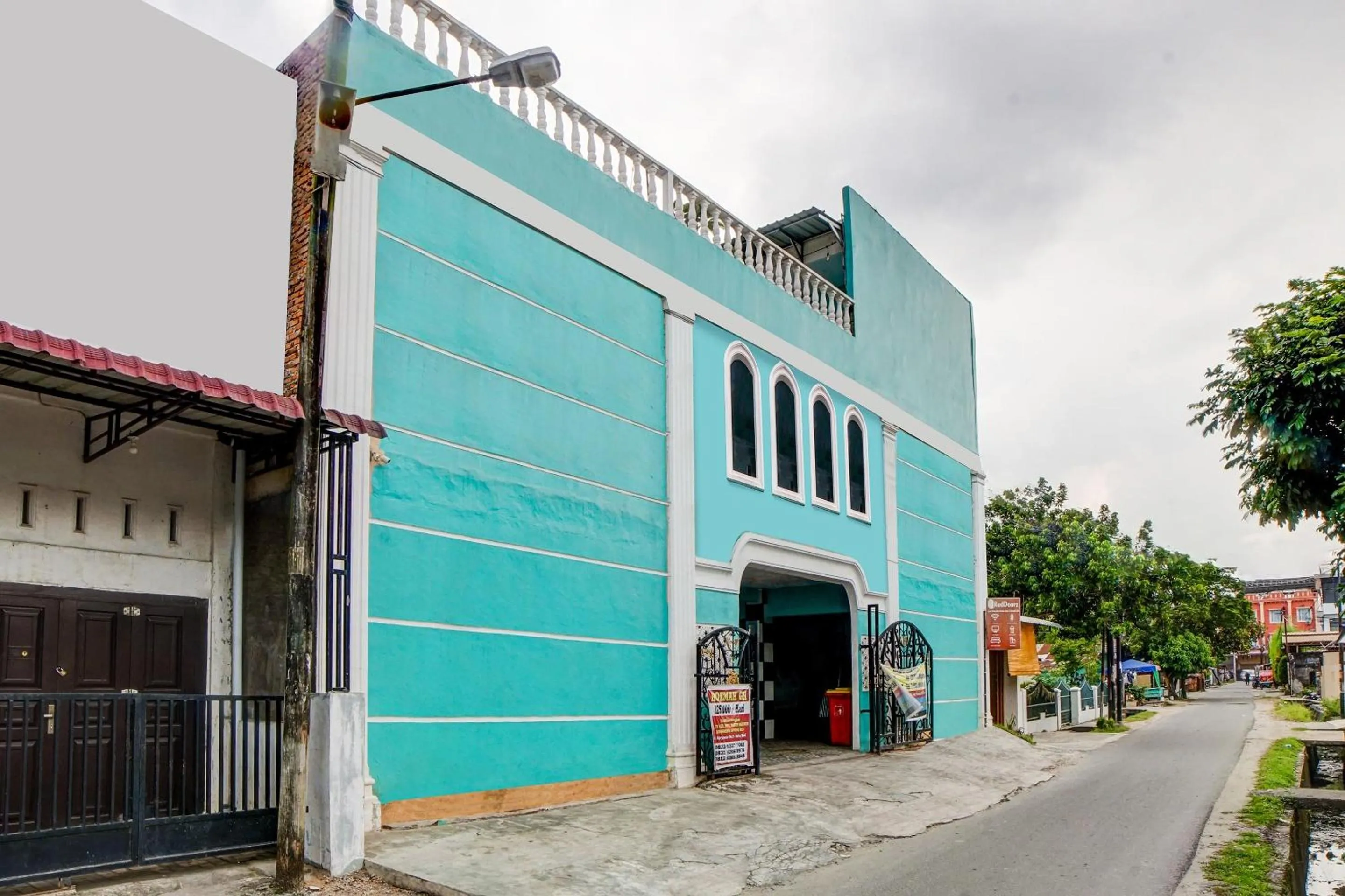 Facade/entrance in Hotel O Roemah Gh