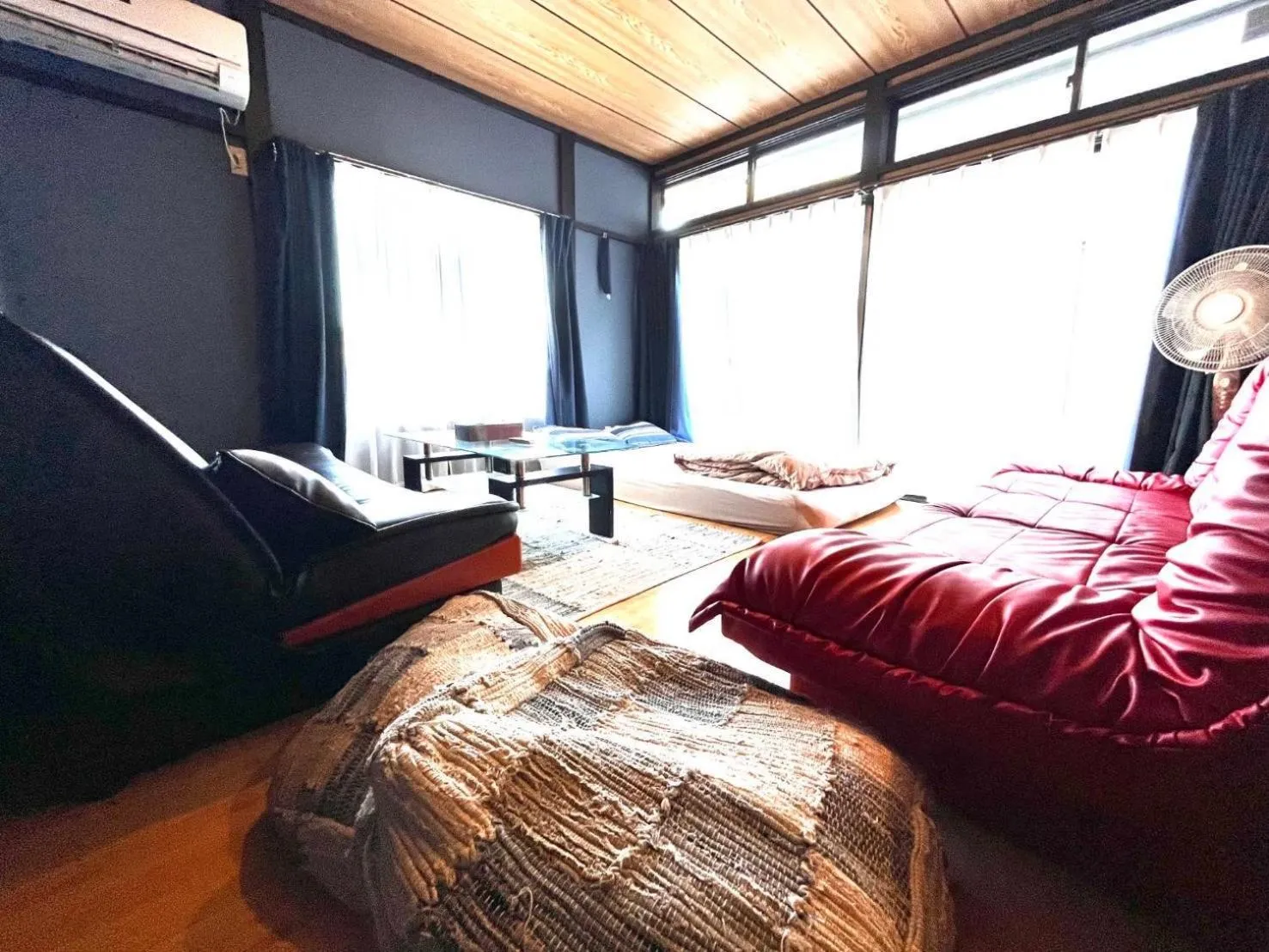 Living room, Bed in Drive in Ichinomiya motel