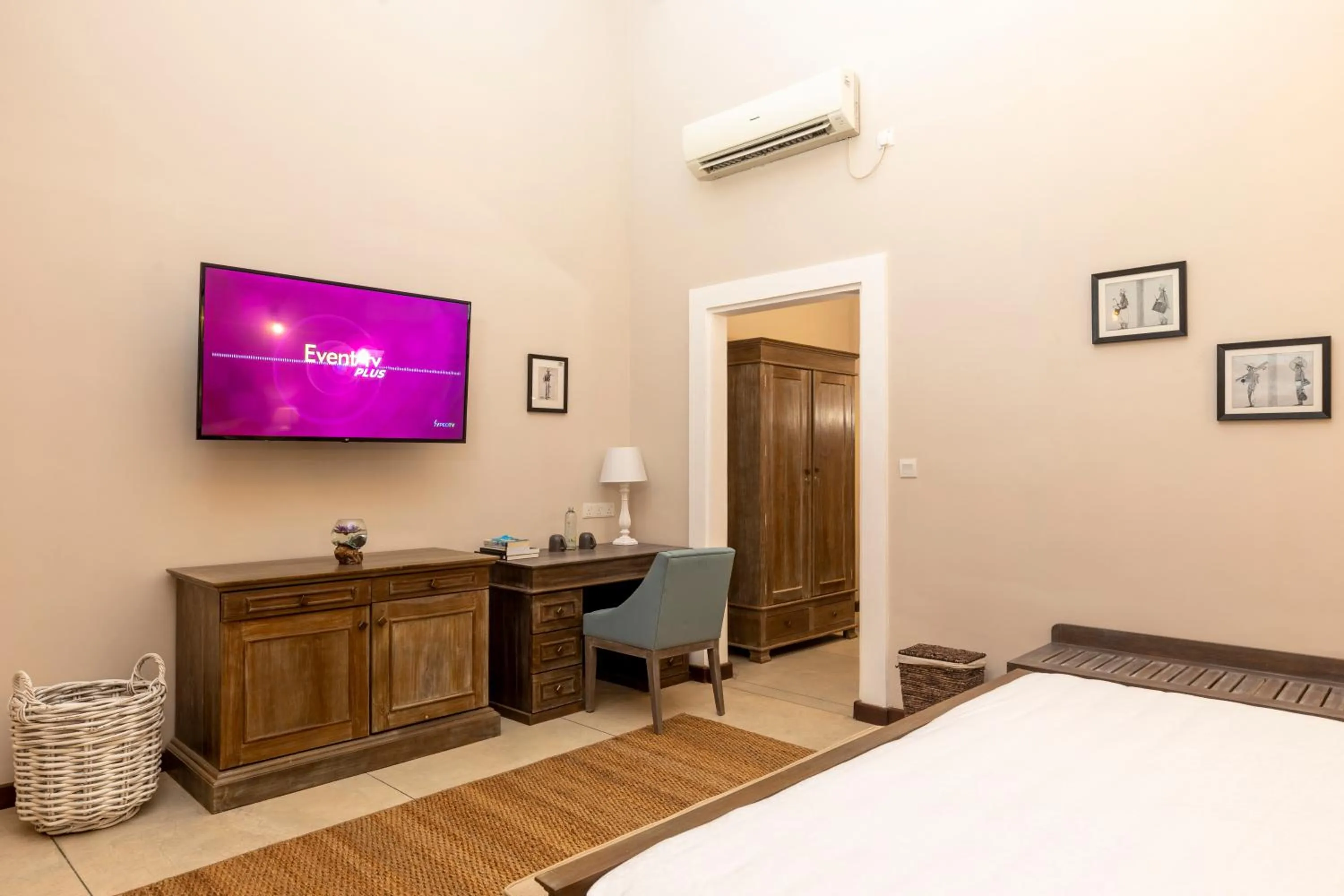 TV and multimedia, Bed in Heritage Boutique by Seven Angels