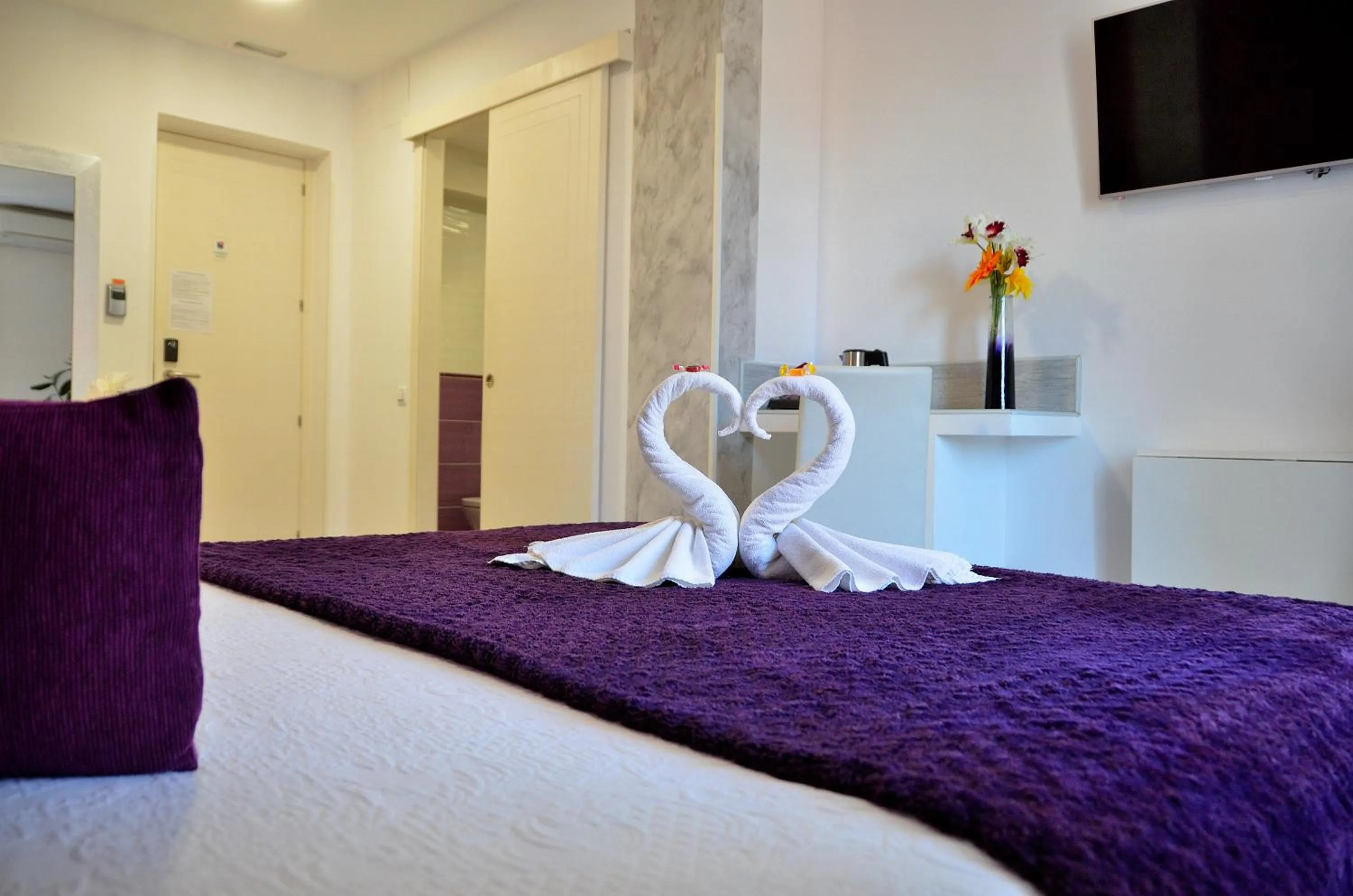 TV and multimedia, Bed in Hostal Alexis Madrid