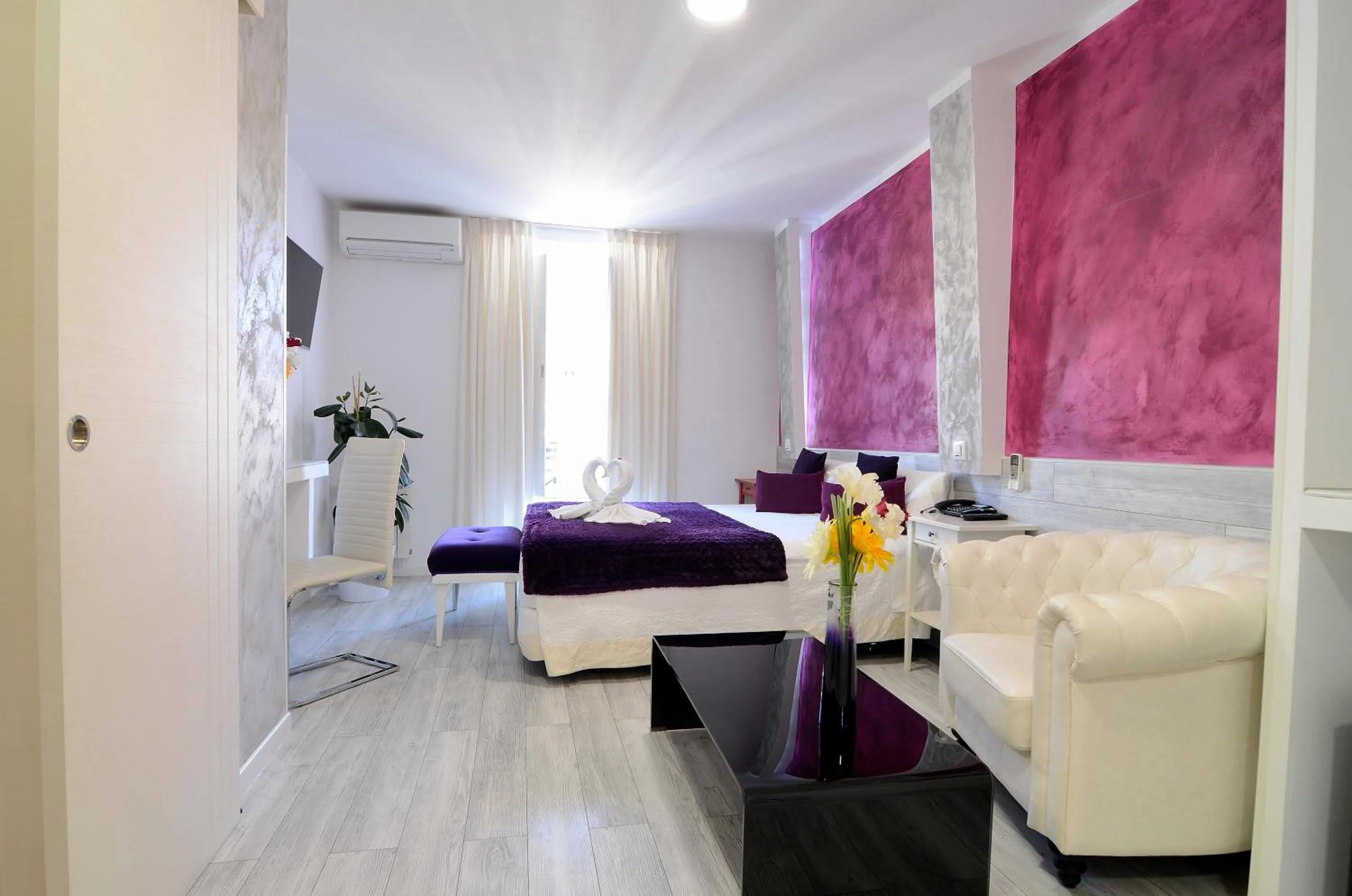 Seating area, Bed in Hostal Alexis Madrid