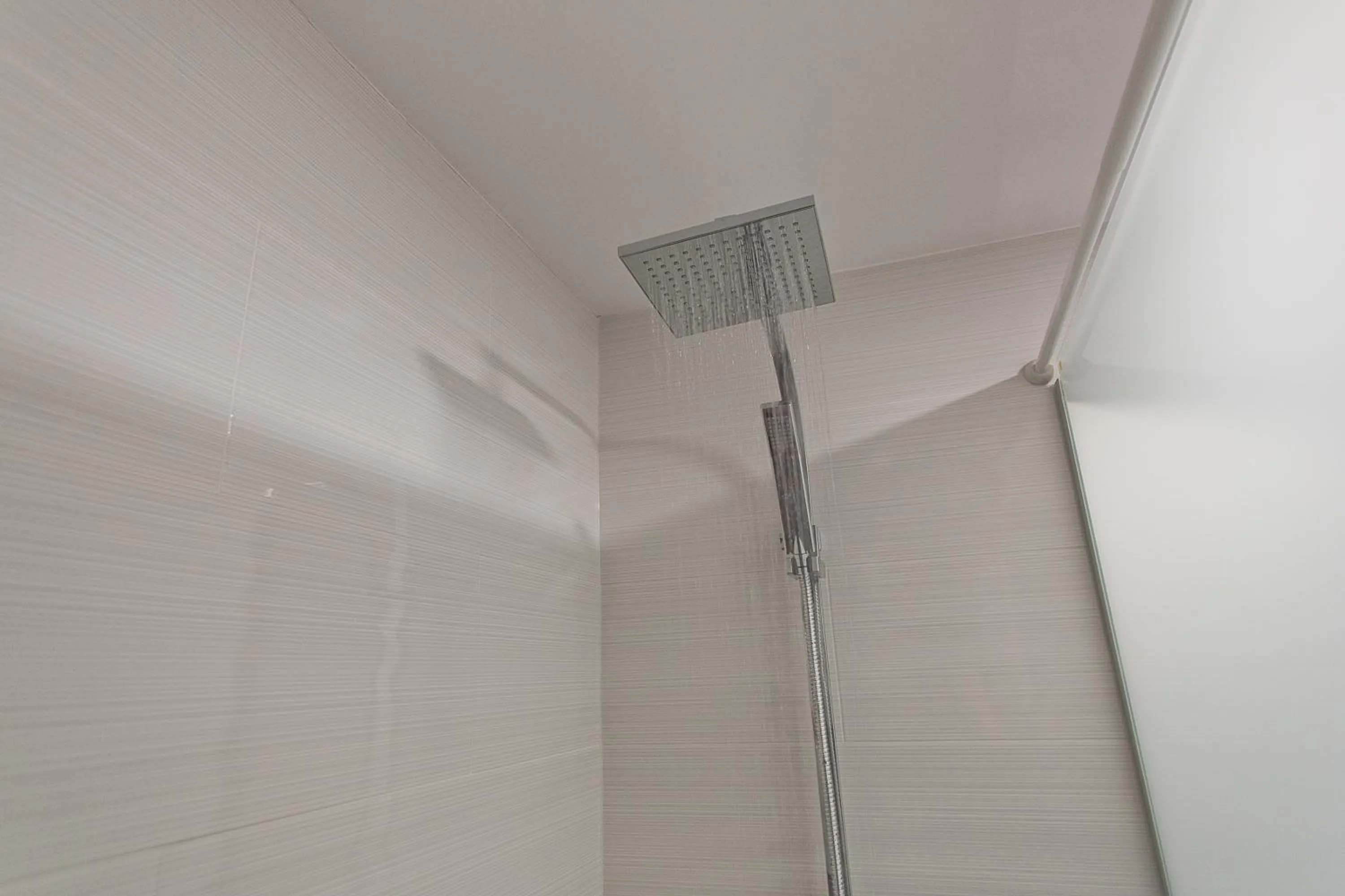 Shower in Hostal Alexis Madrid