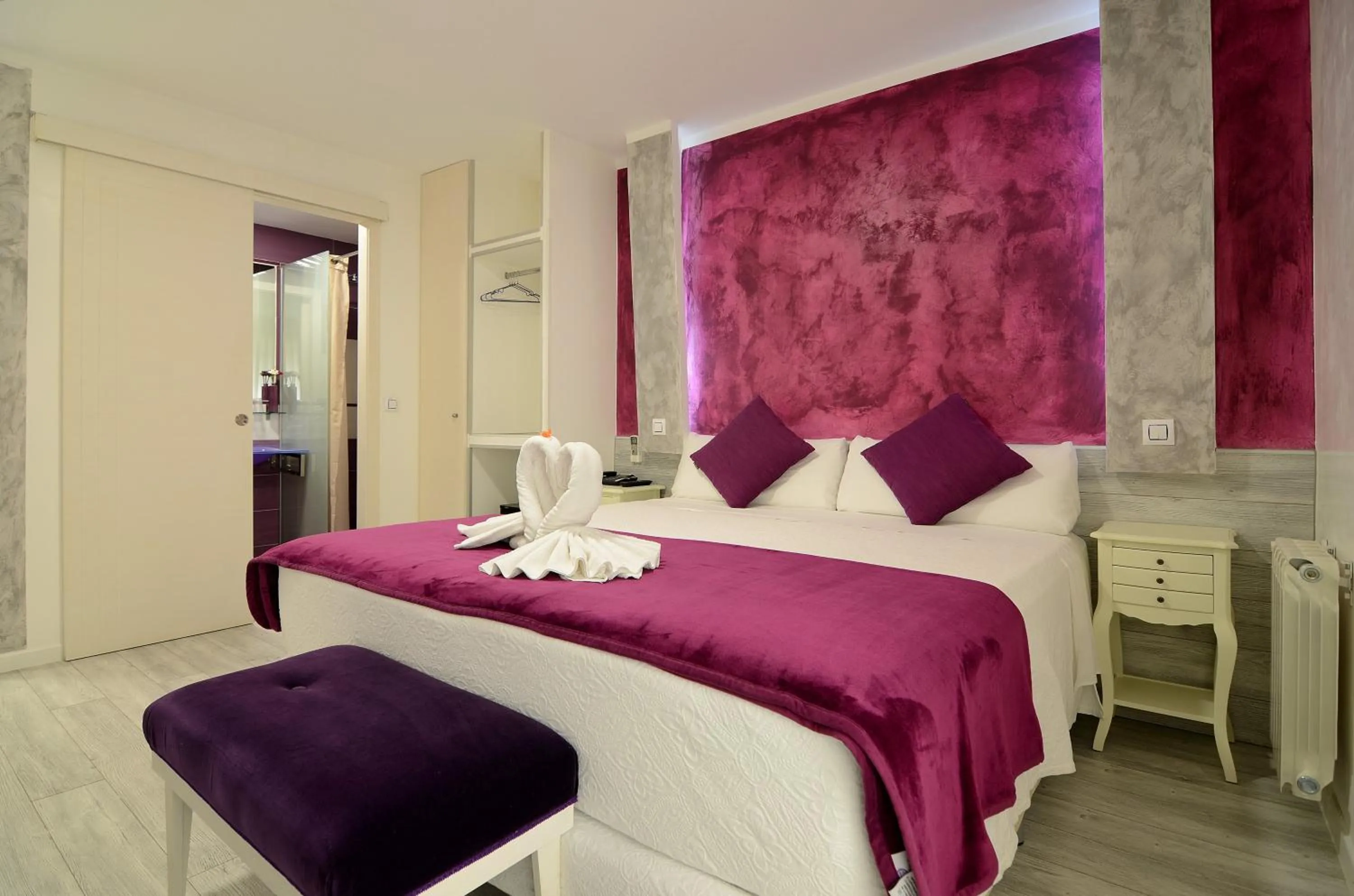 Bedroom, Bed in Hostal Alexis Madrid