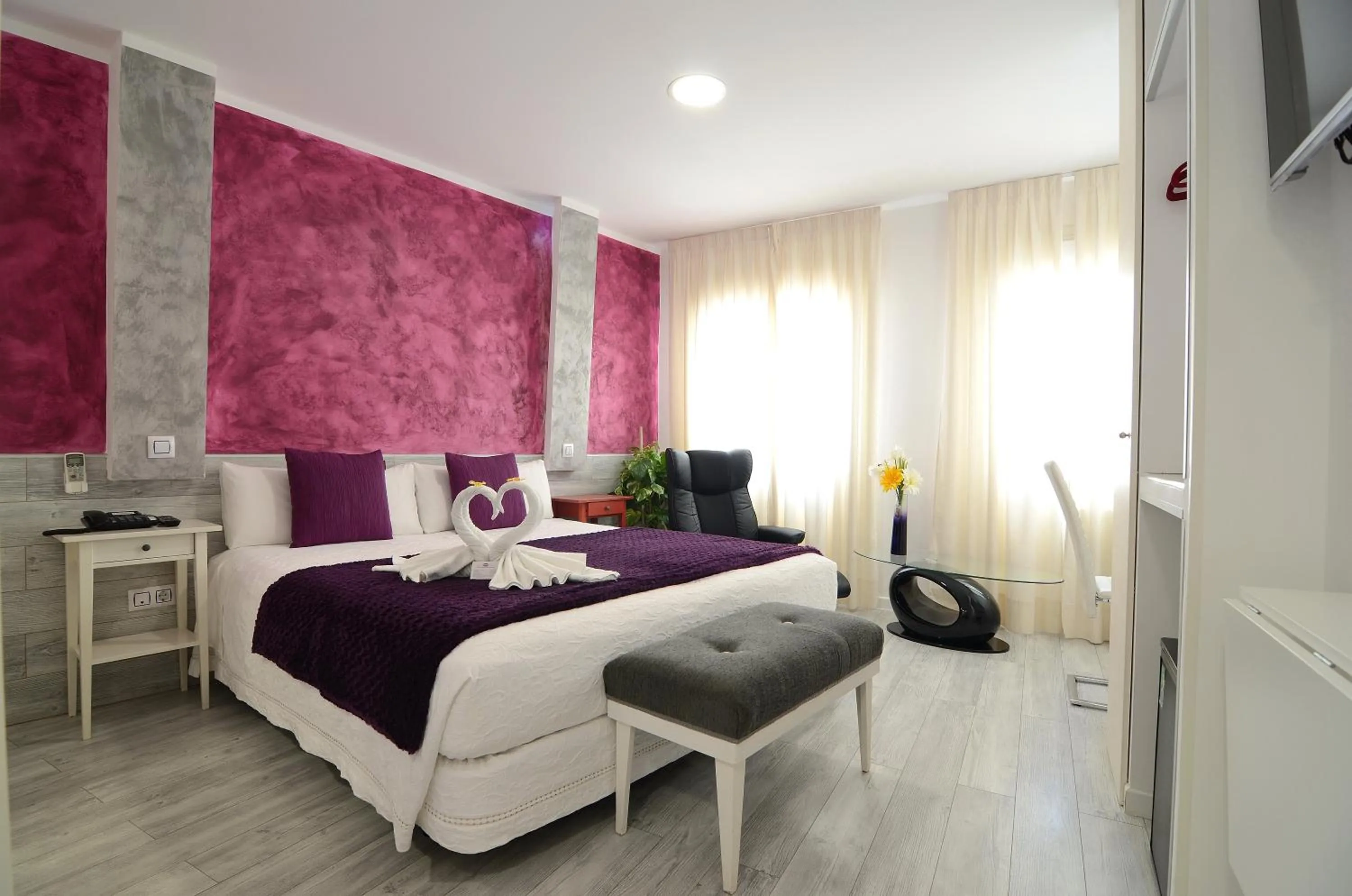 TV and multimedia, Bed in Hostal Alexis Madrid