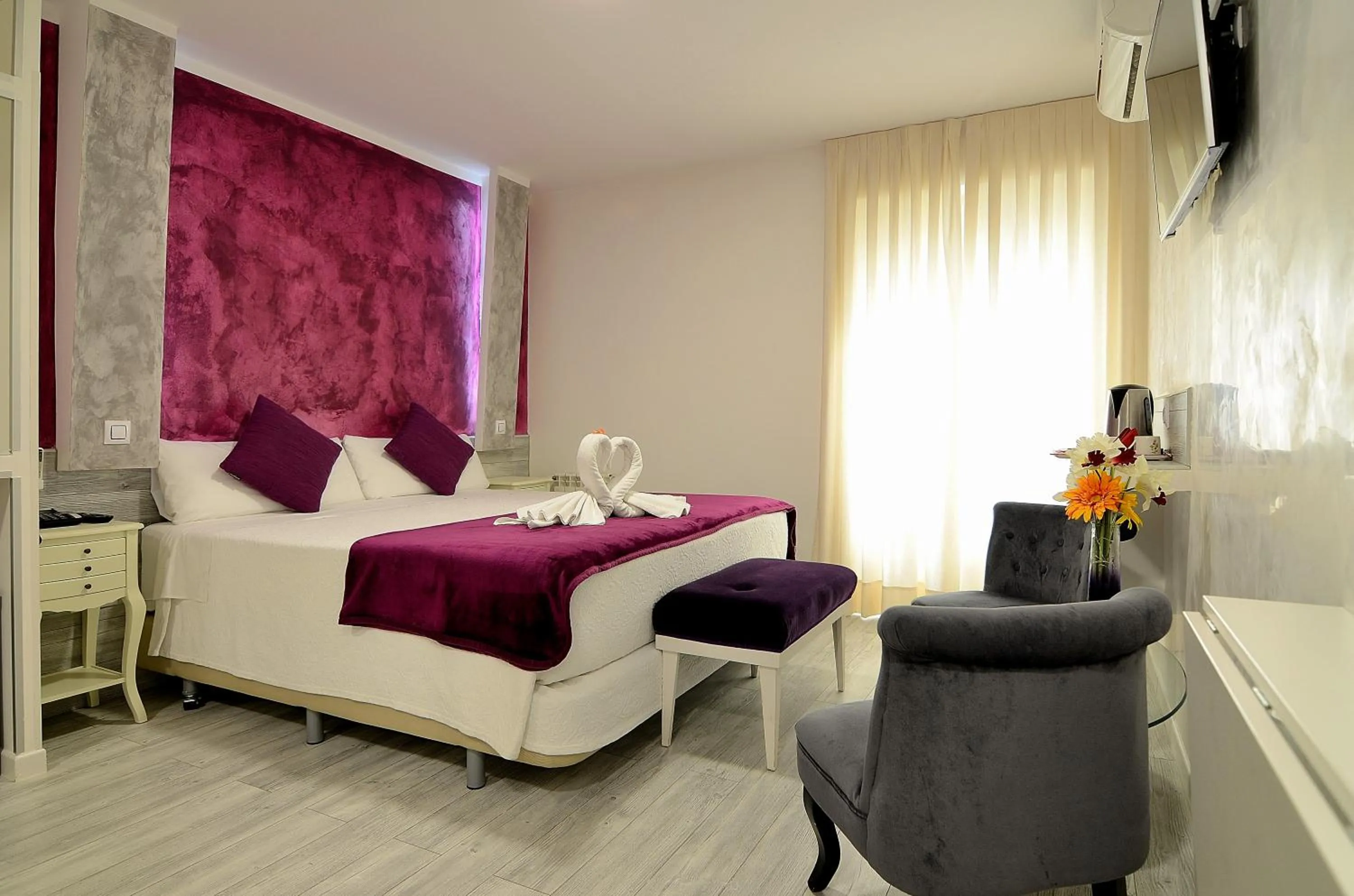 TV and multimedia, Bed in Hostal Alexis Madrid