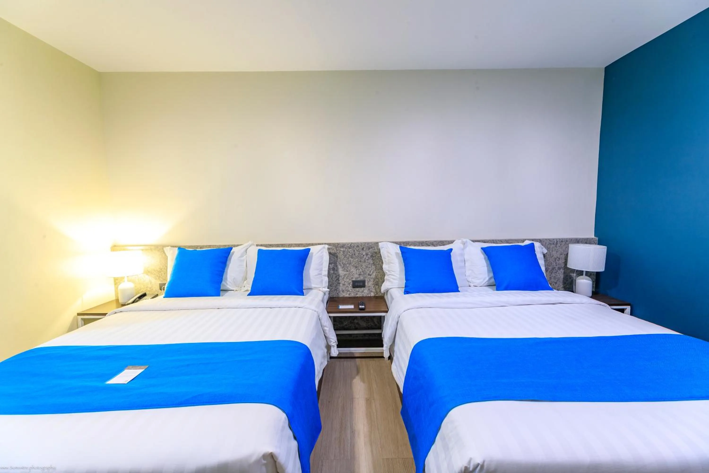 wardrobe, Bed in Fynn Boutique Hotel