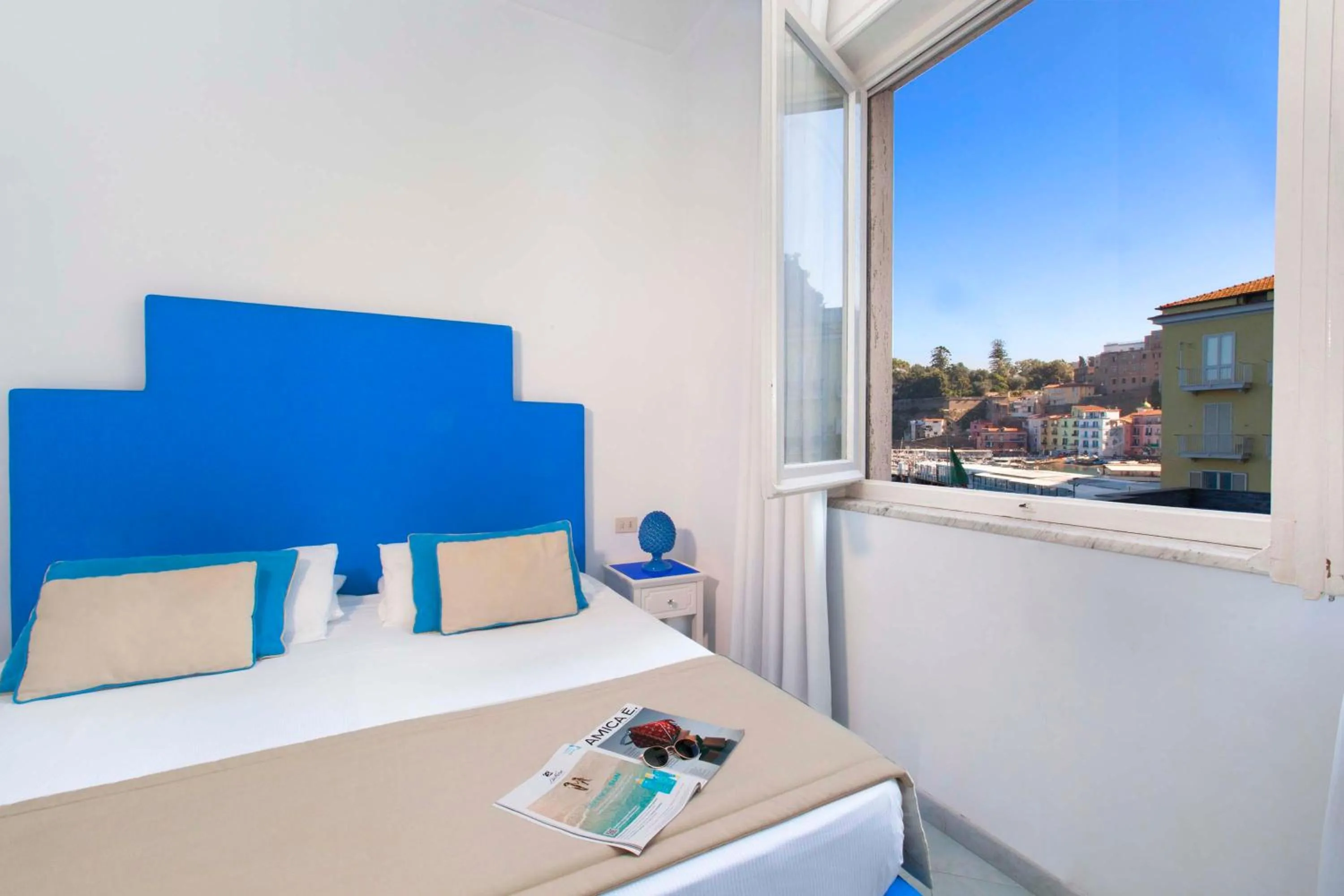 View (from property/room), Bed in Hotel Admiral