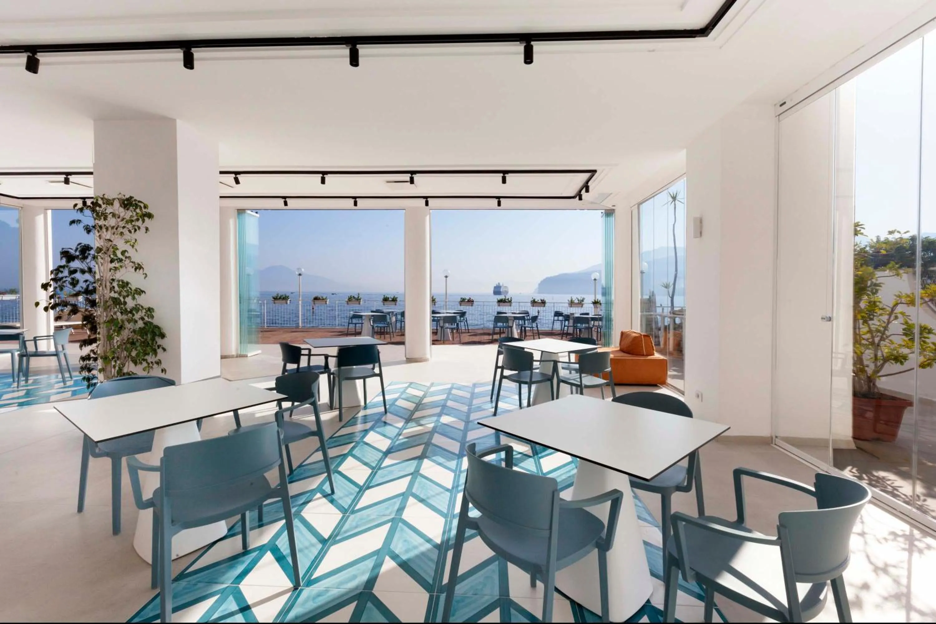 Restaurant/places to eat in Hotel Admiral