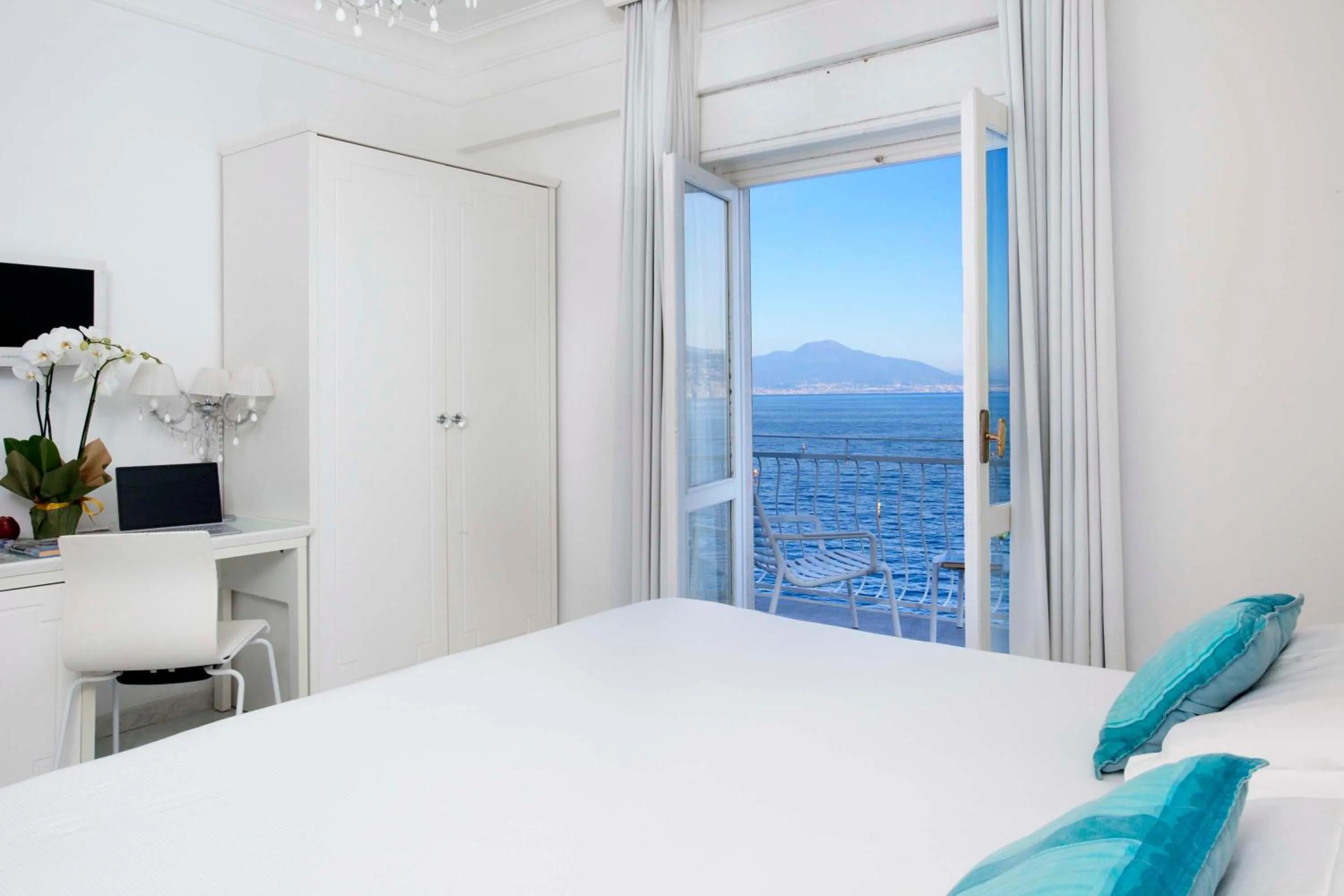 Bedroom, Bed in Hotel Admiral