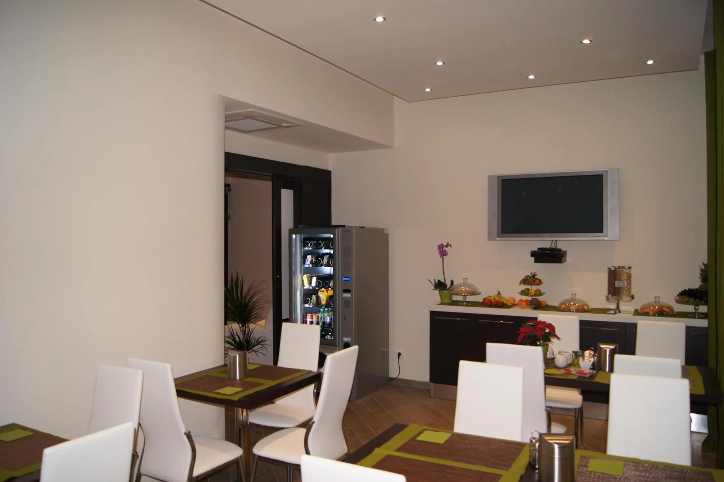 Restaurant/places to eat in Mia Suites