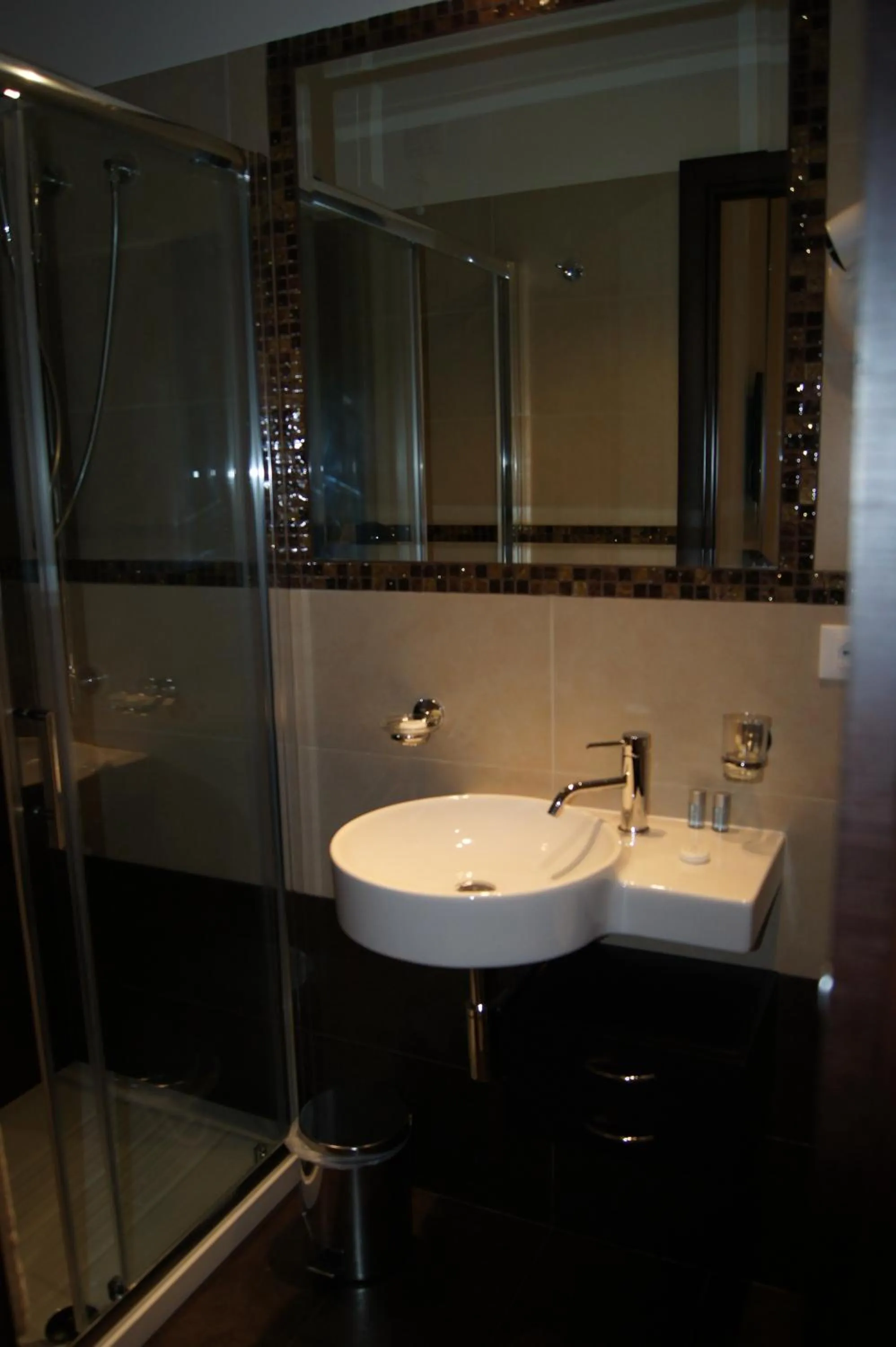 Shower in Mia Suites