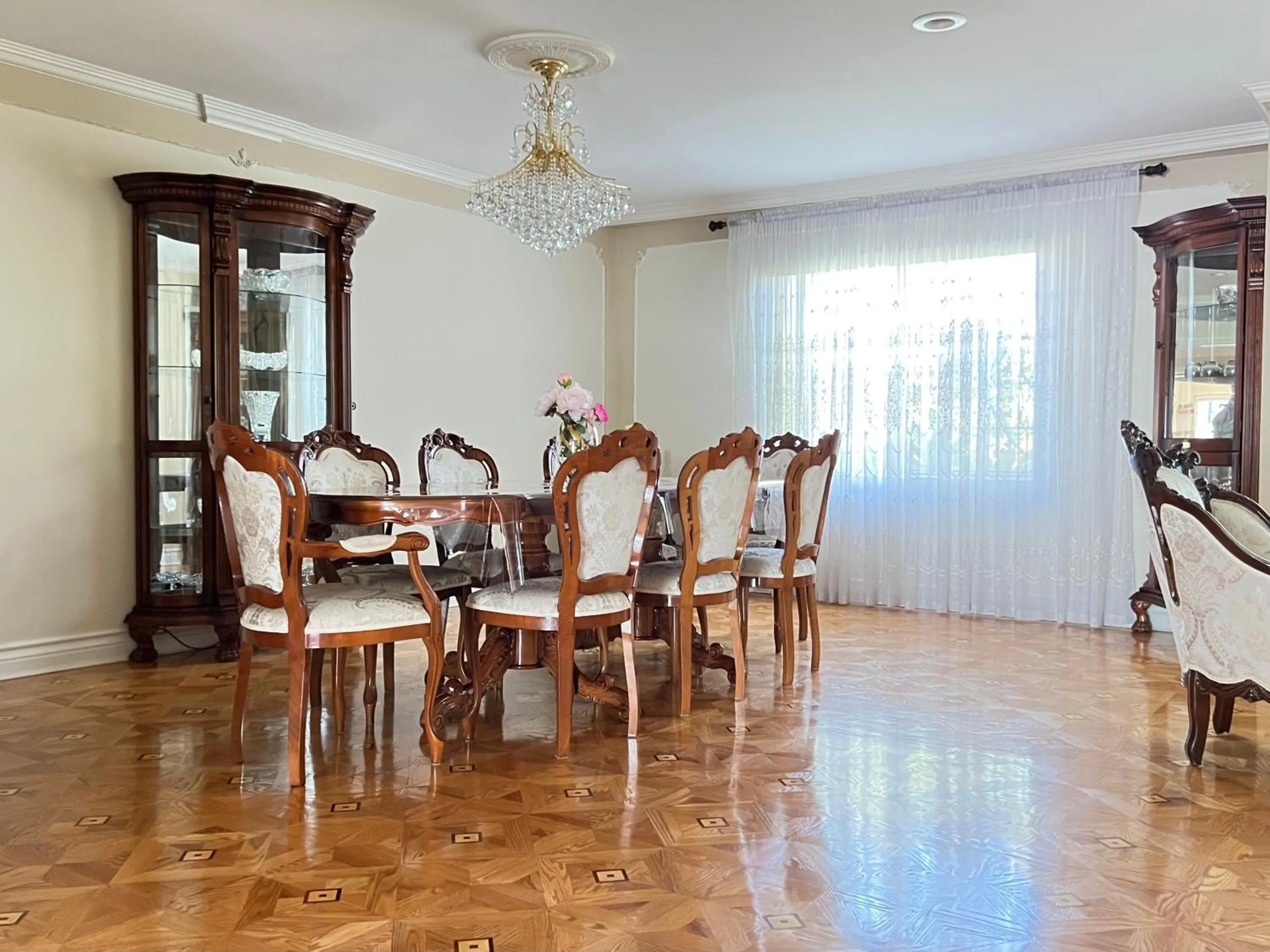 Dining area in NoHo Luxury Oasis I saltwater pool-spa I sleeps up to 8 I 15 mins from Hollywood