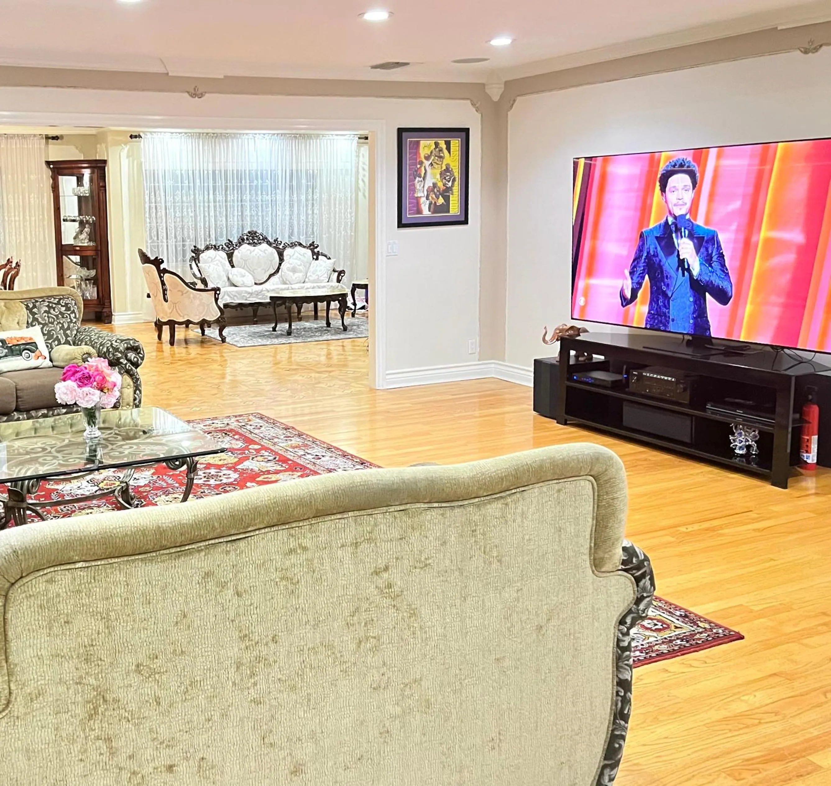 Communal lounge/ TV room in NoHo Luxury Oasis I saltwater pool-spa I sleeps up to 8 I 15 mins from Hollywood