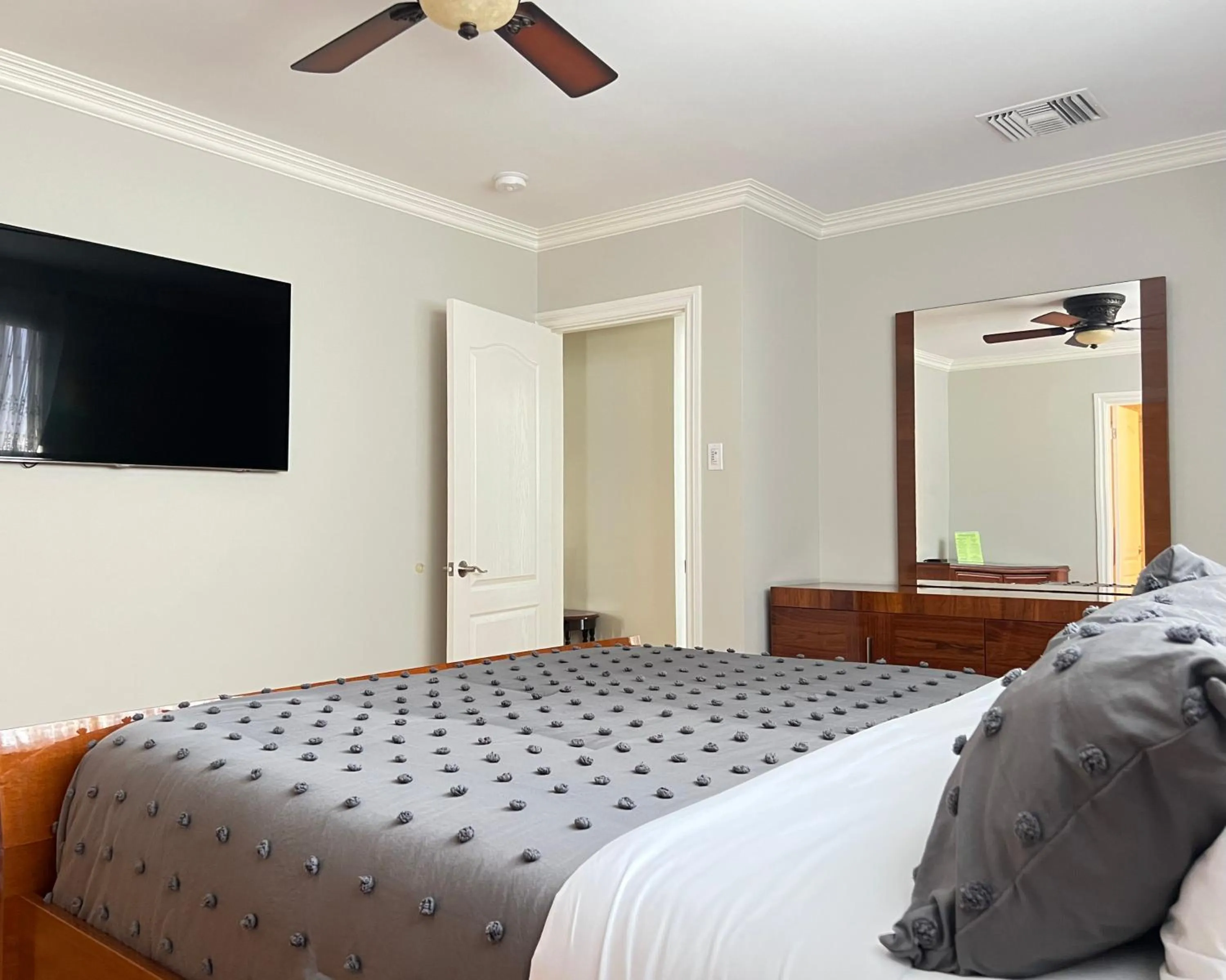 Bed in NoHo Luxury Oasis I saltwater pool-spa I sleeps up to 8 I 15 mins from Hollywood