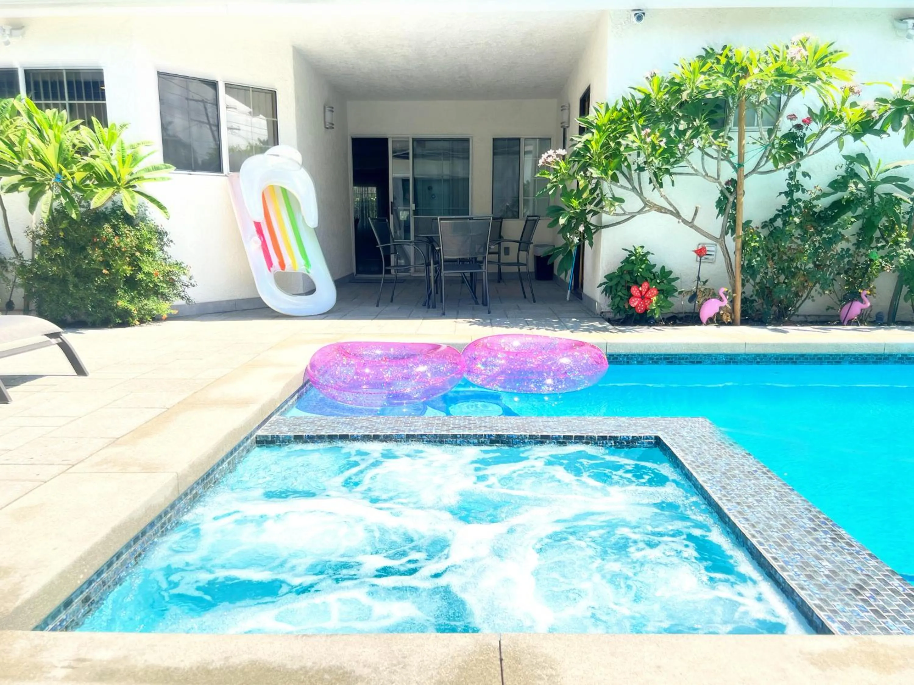 Hot Tub in NoHo Luxury Oasis I saltwater pool-spa I sleeps up to 8 I 15 mins from Hollywood