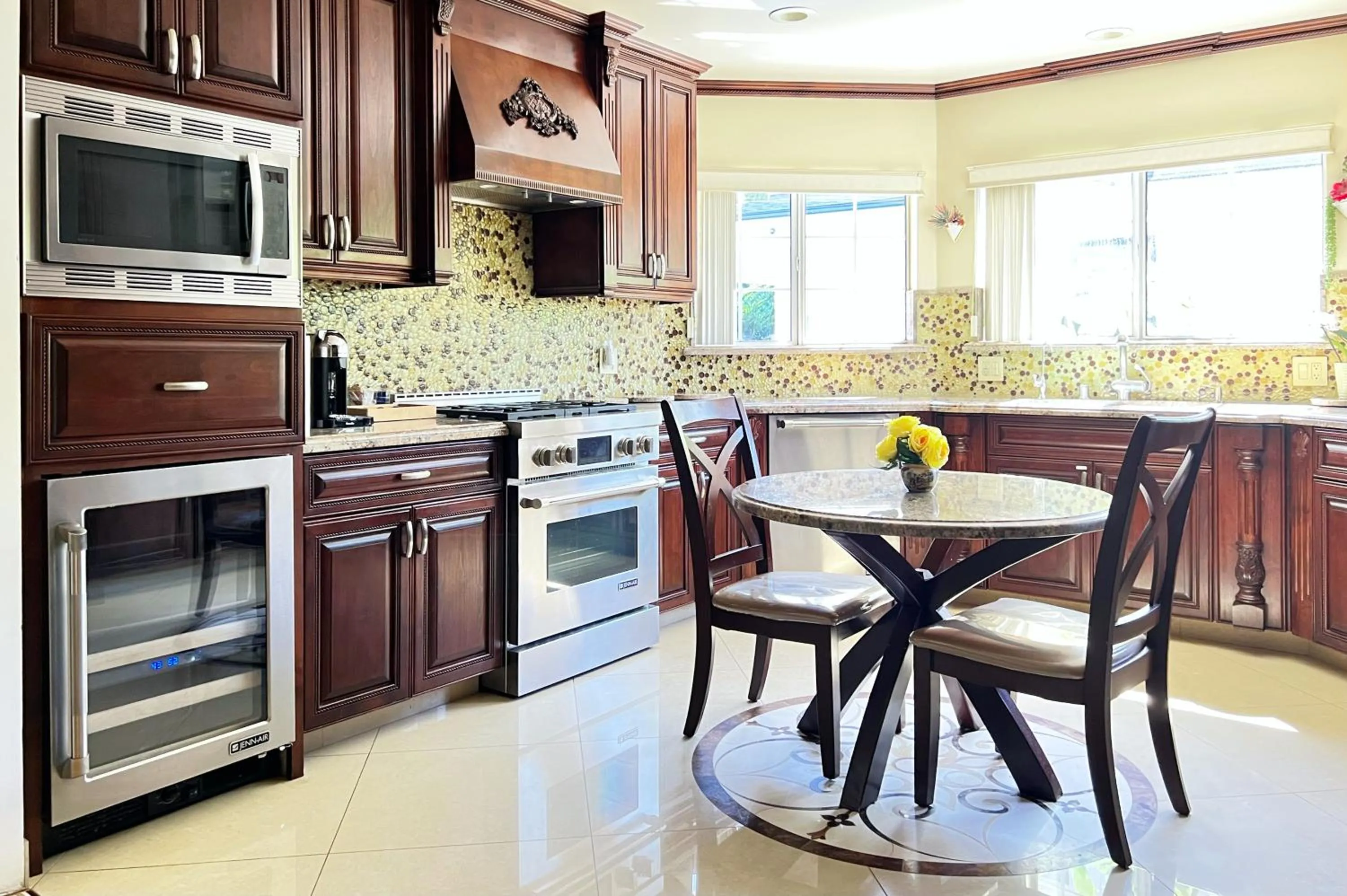 kitchen in NoHo Luxury Oasis I saltwater pool-spa I sleeps up to 8 I 15 mins from Hollywood