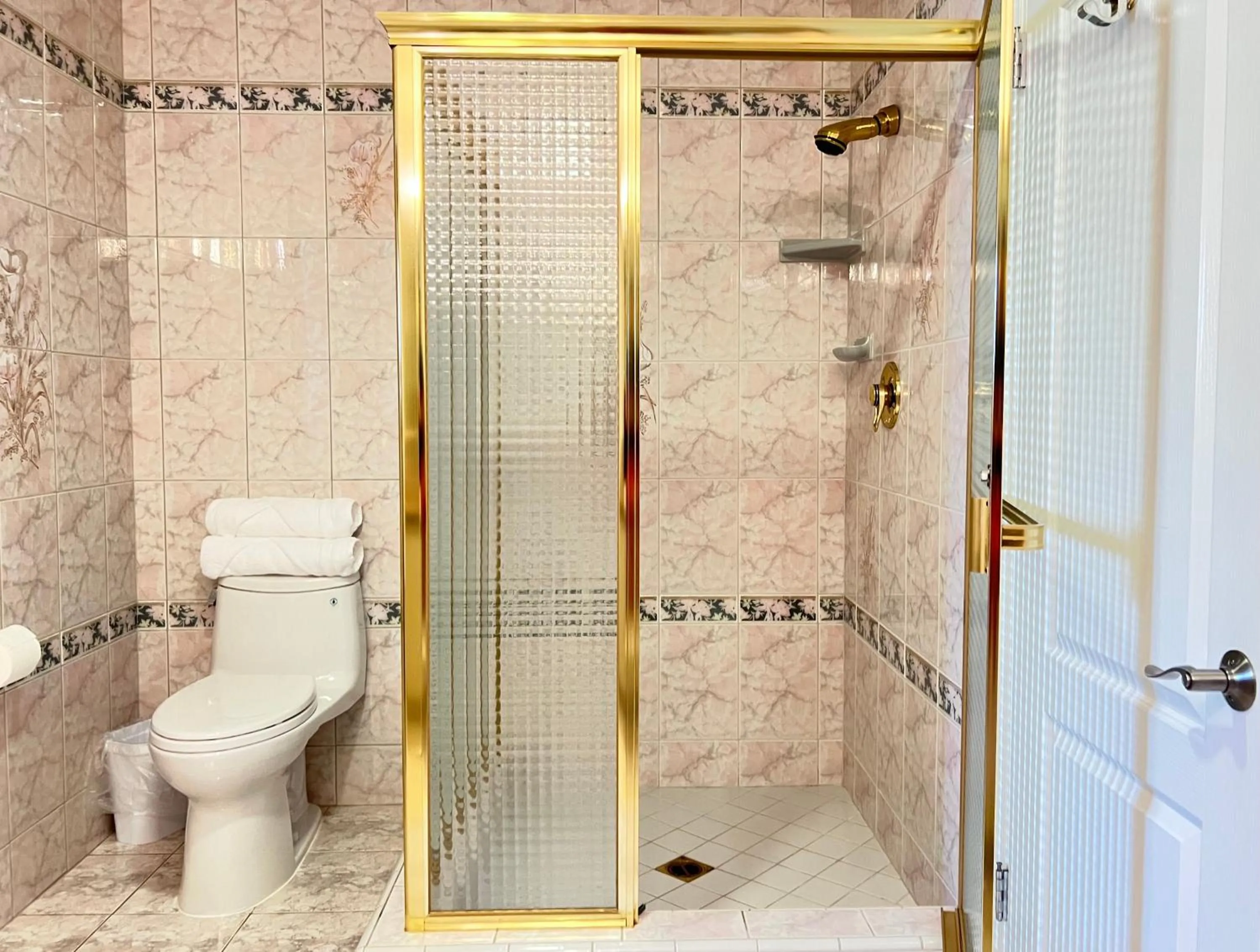 Bathroom in NoHo Luxury Oasis I saltwater pool-spa I sleeps up to 8 I 15 mins from Hollywood