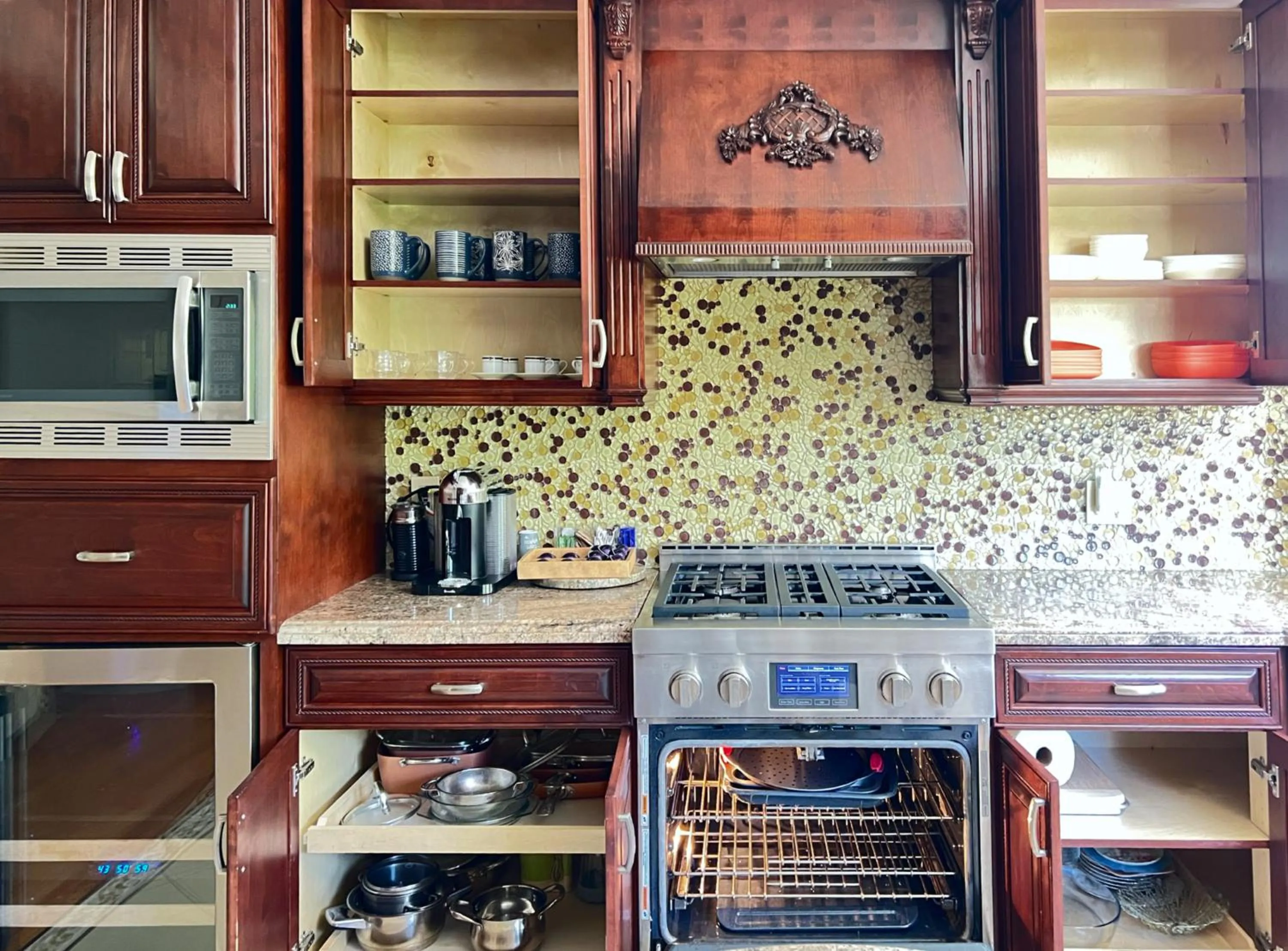 Kitchen or kitchenette in NoHo Luxury Oasis I saltwater pool-spa I sleeps up to 8 I 15 mins from Hollywood