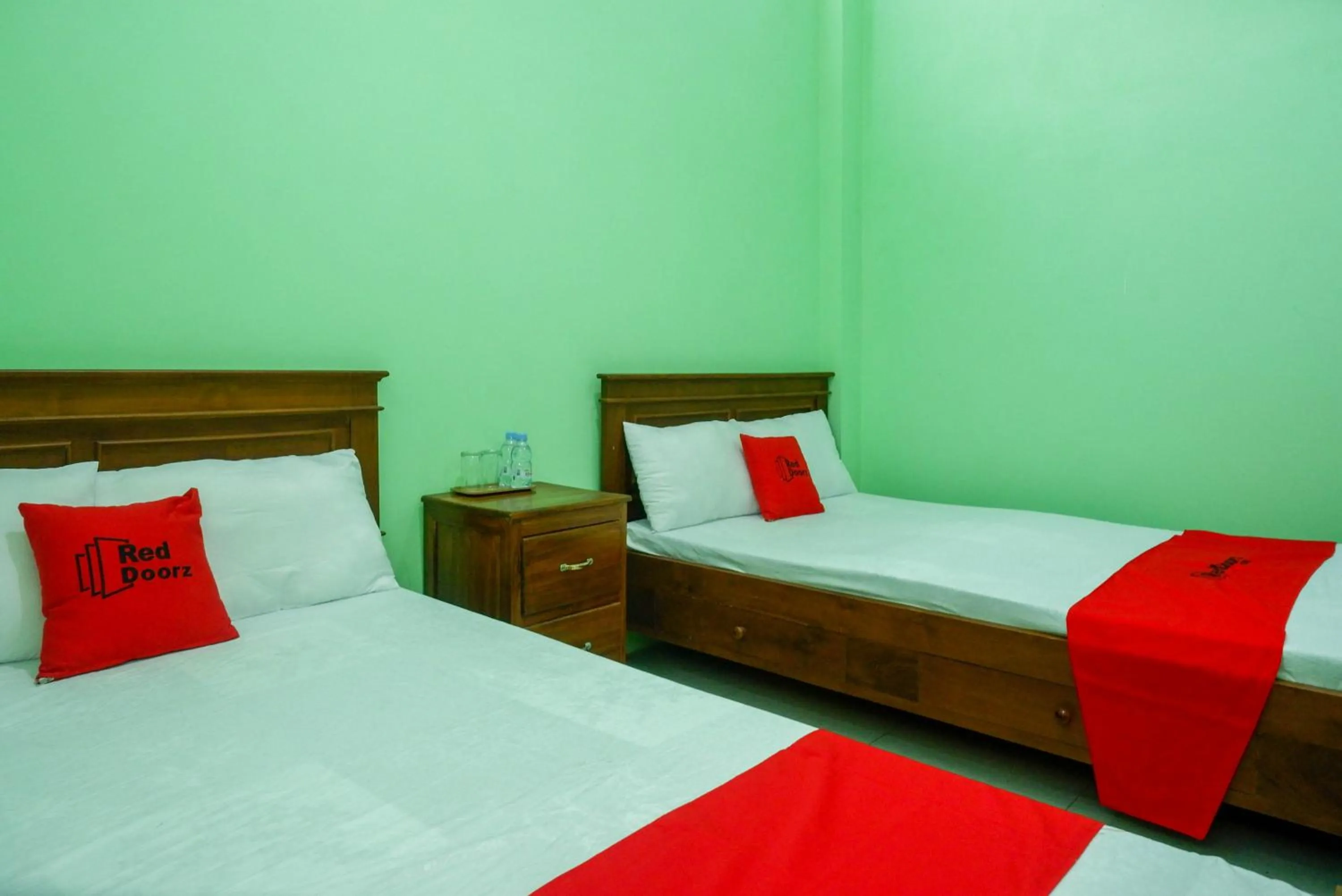 Bed in RedDoorz Syariah near Monumen Jogja Kembali