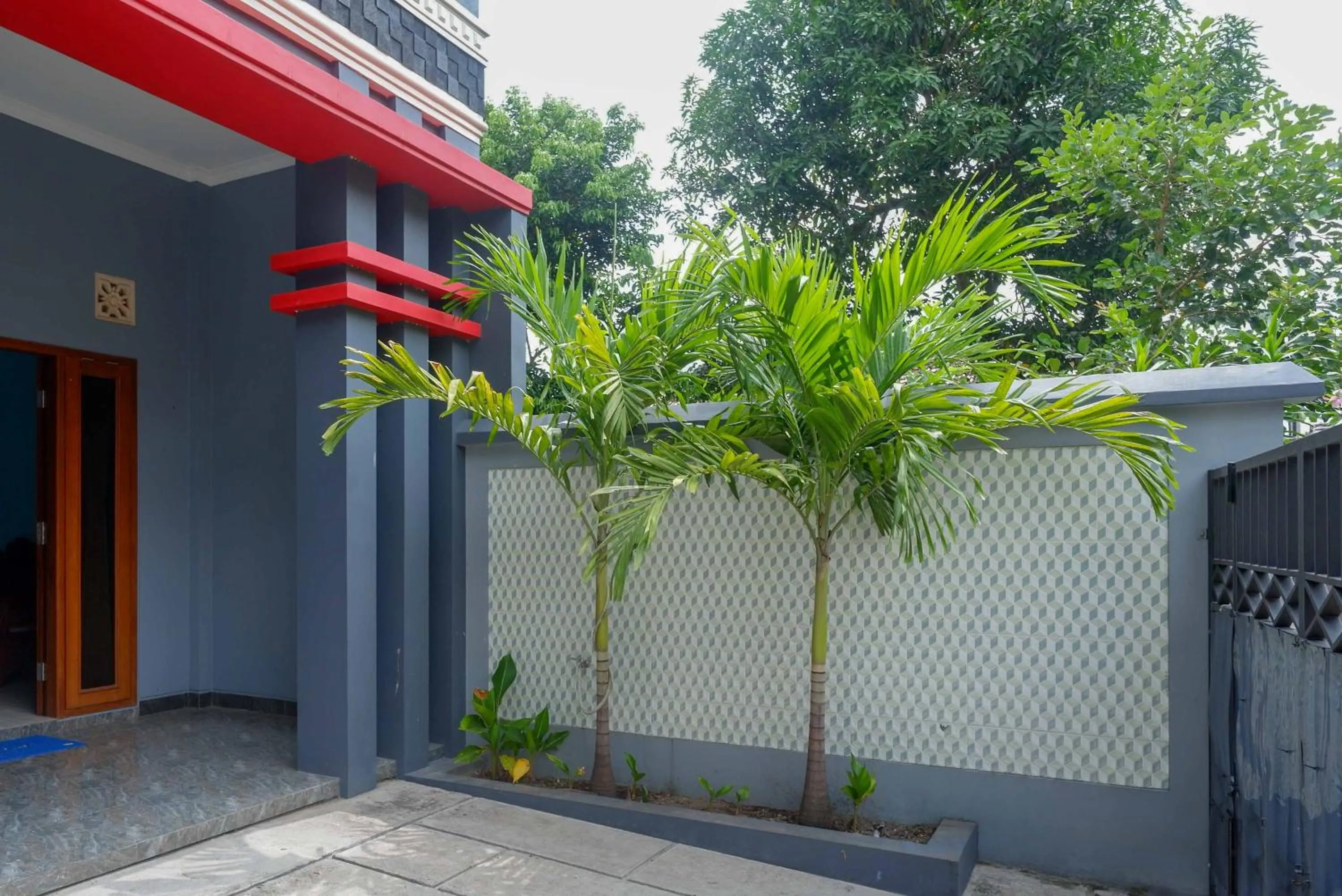 Facade/entrance in RedDoorz Syariah near Monumen Jogja Kembali