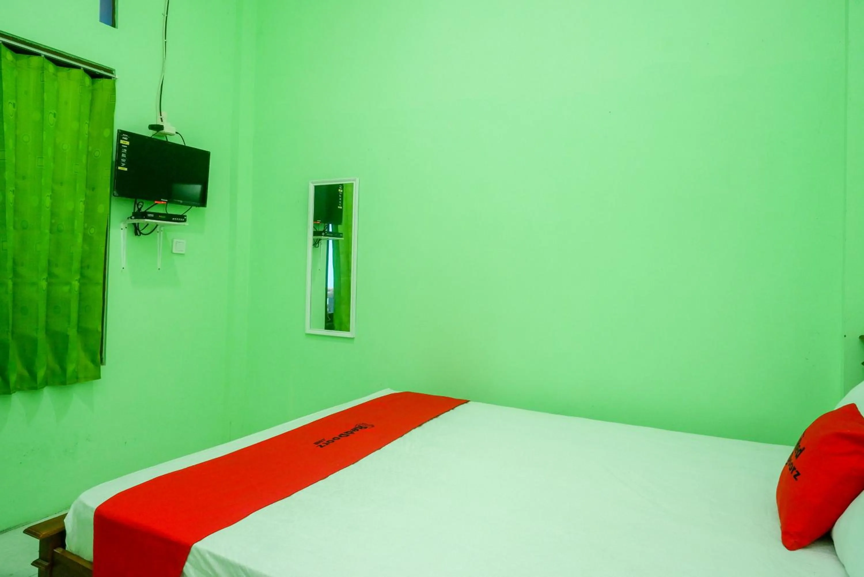 Bed in RedDoorz Syariah near Monumen Jogja Kembali