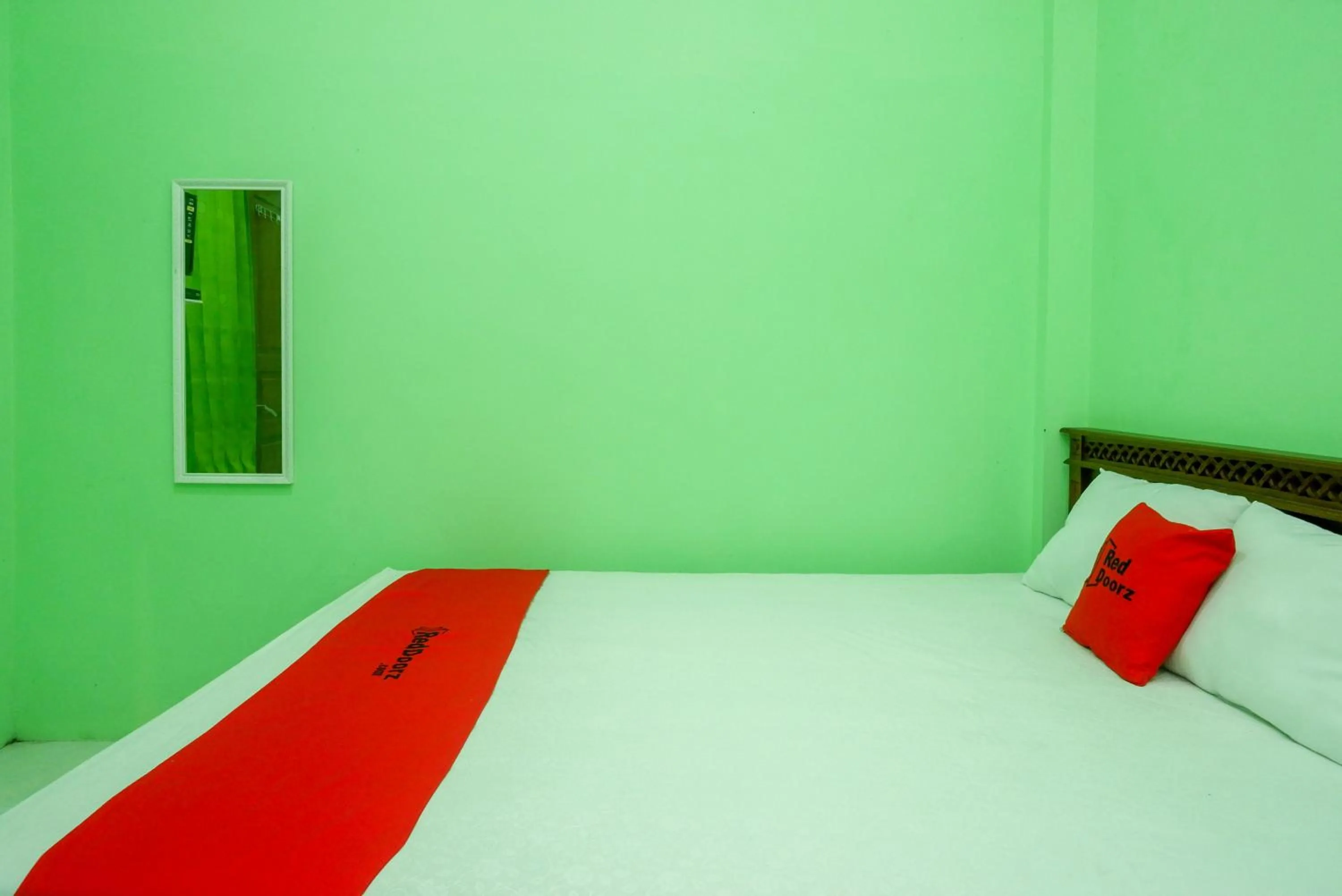 Bed in RedDoorz Syariah near Monumen Jogja Kembali