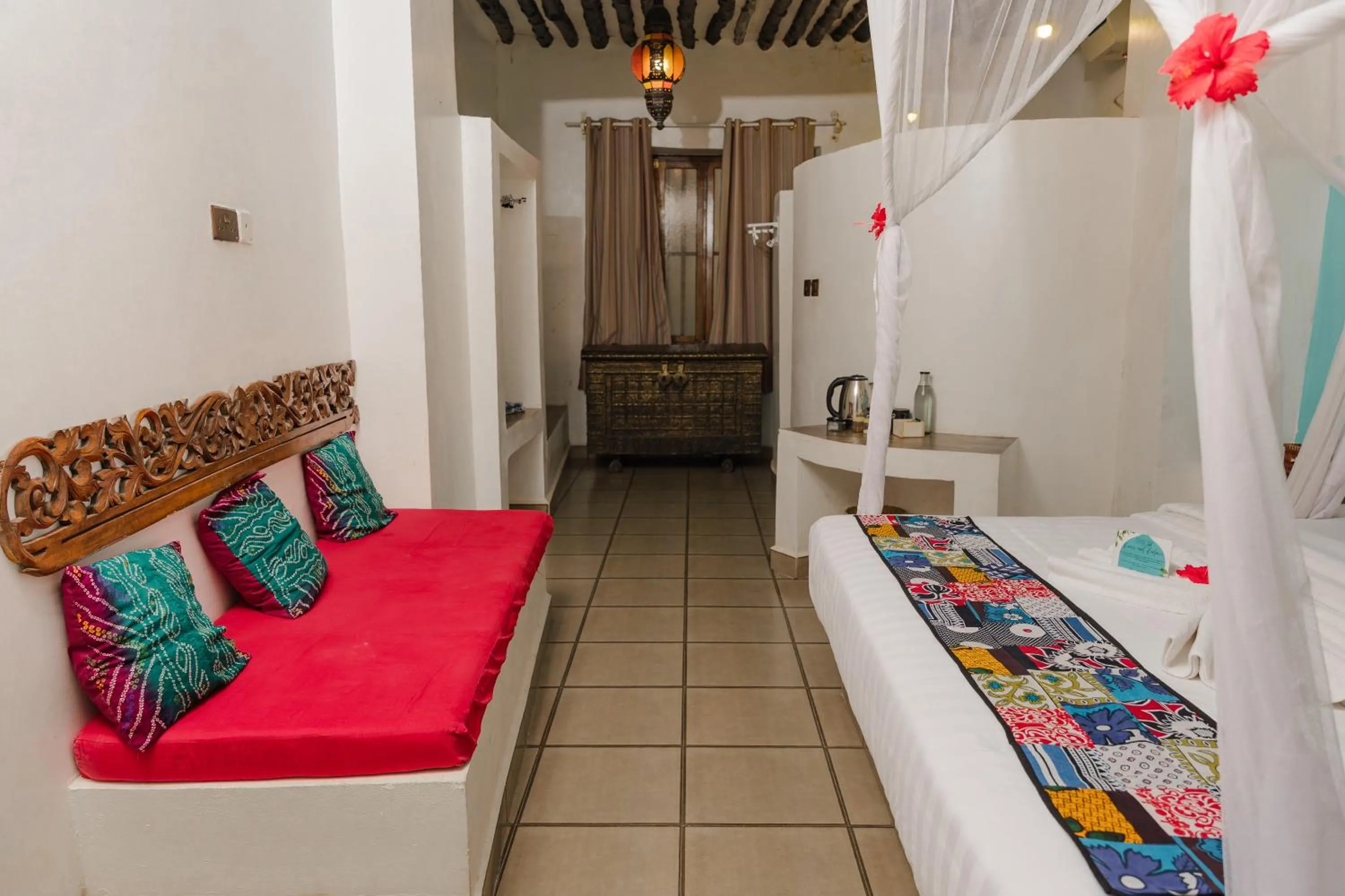 Seating area, Bed in Emerald Palm Courtyard Hotel