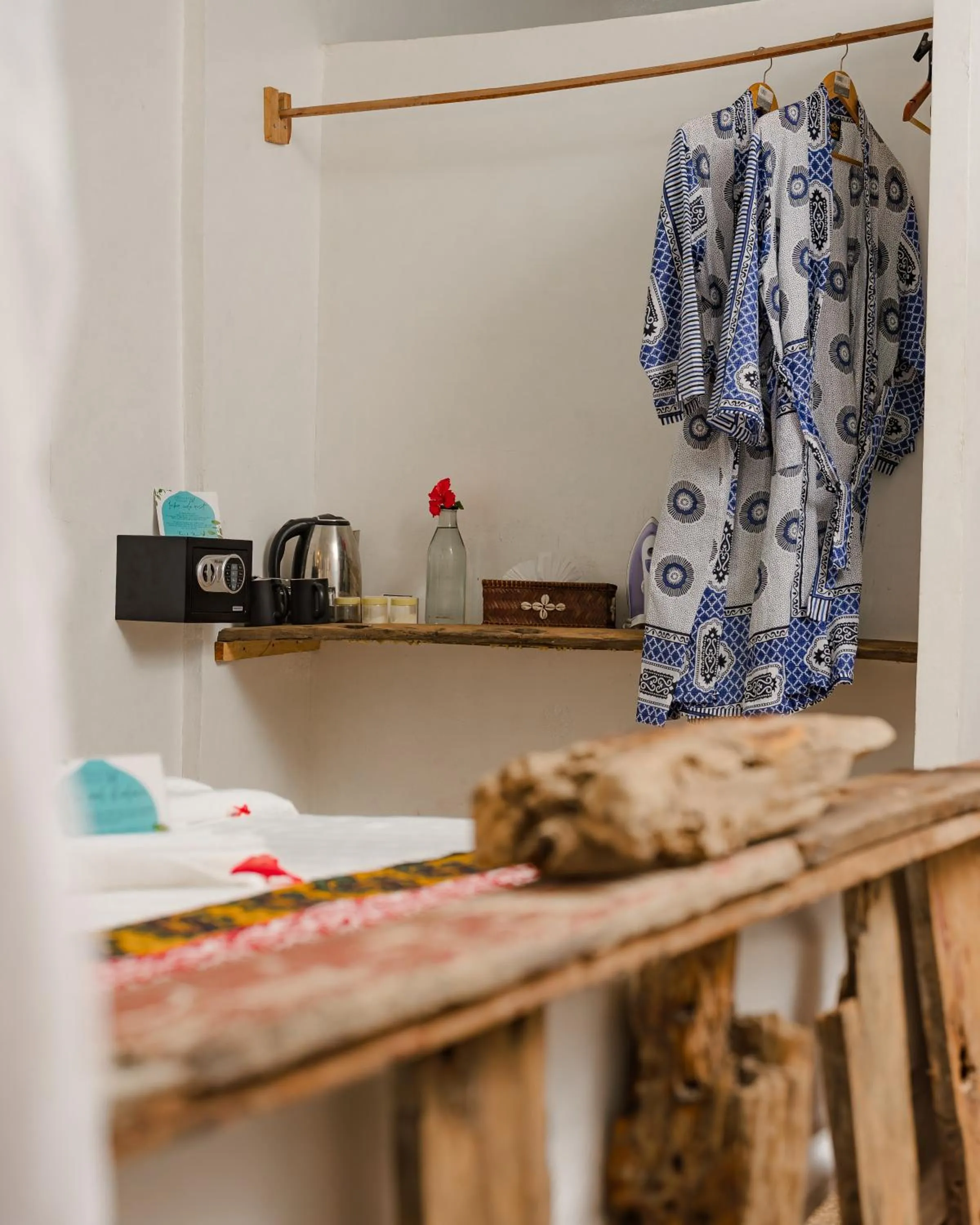 Coffee/tea facilities in Emerald Palm Courtyard Hotel