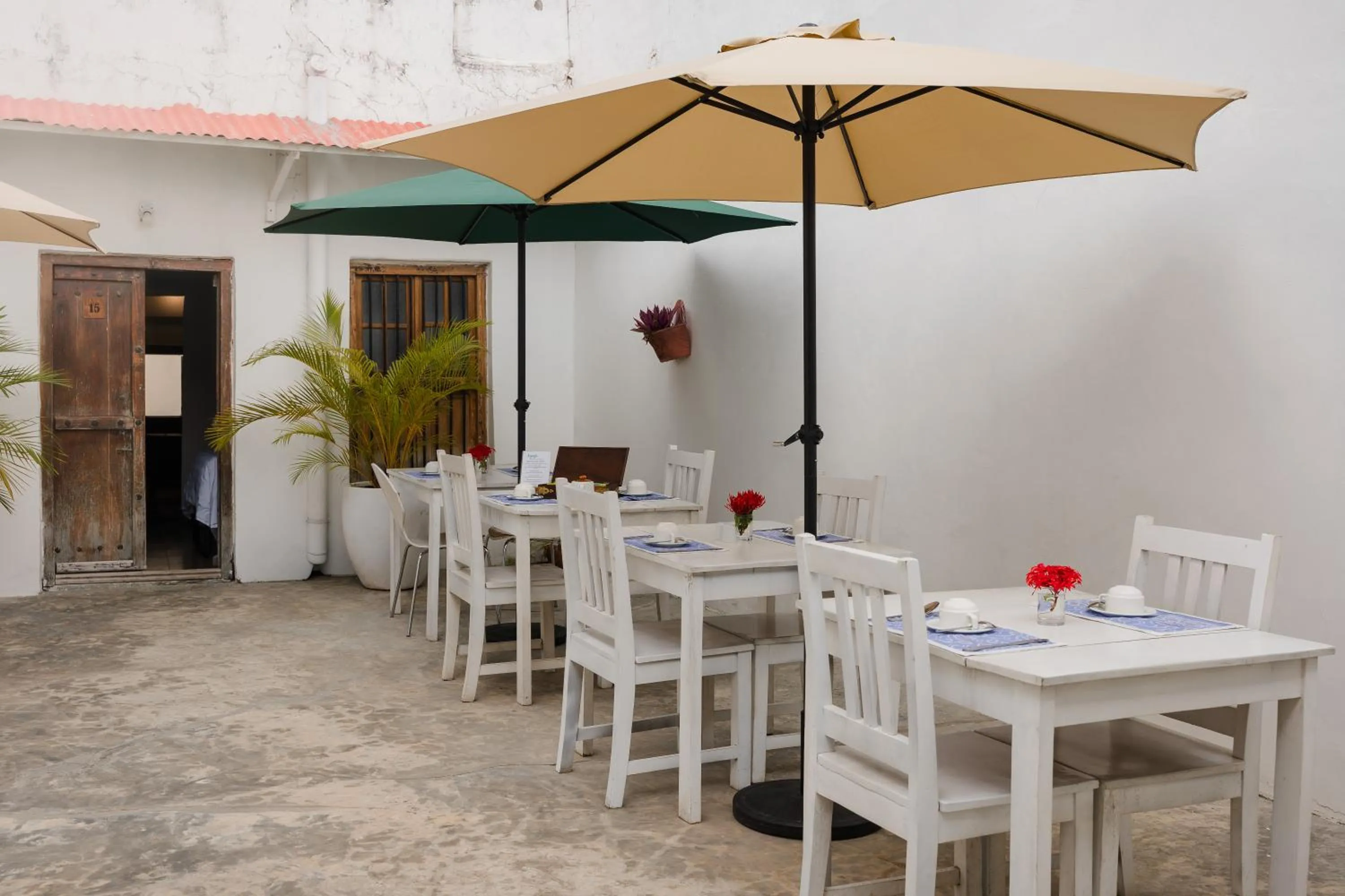 Restaurant/places to eat in Emerald Palm Courtyard Hotel