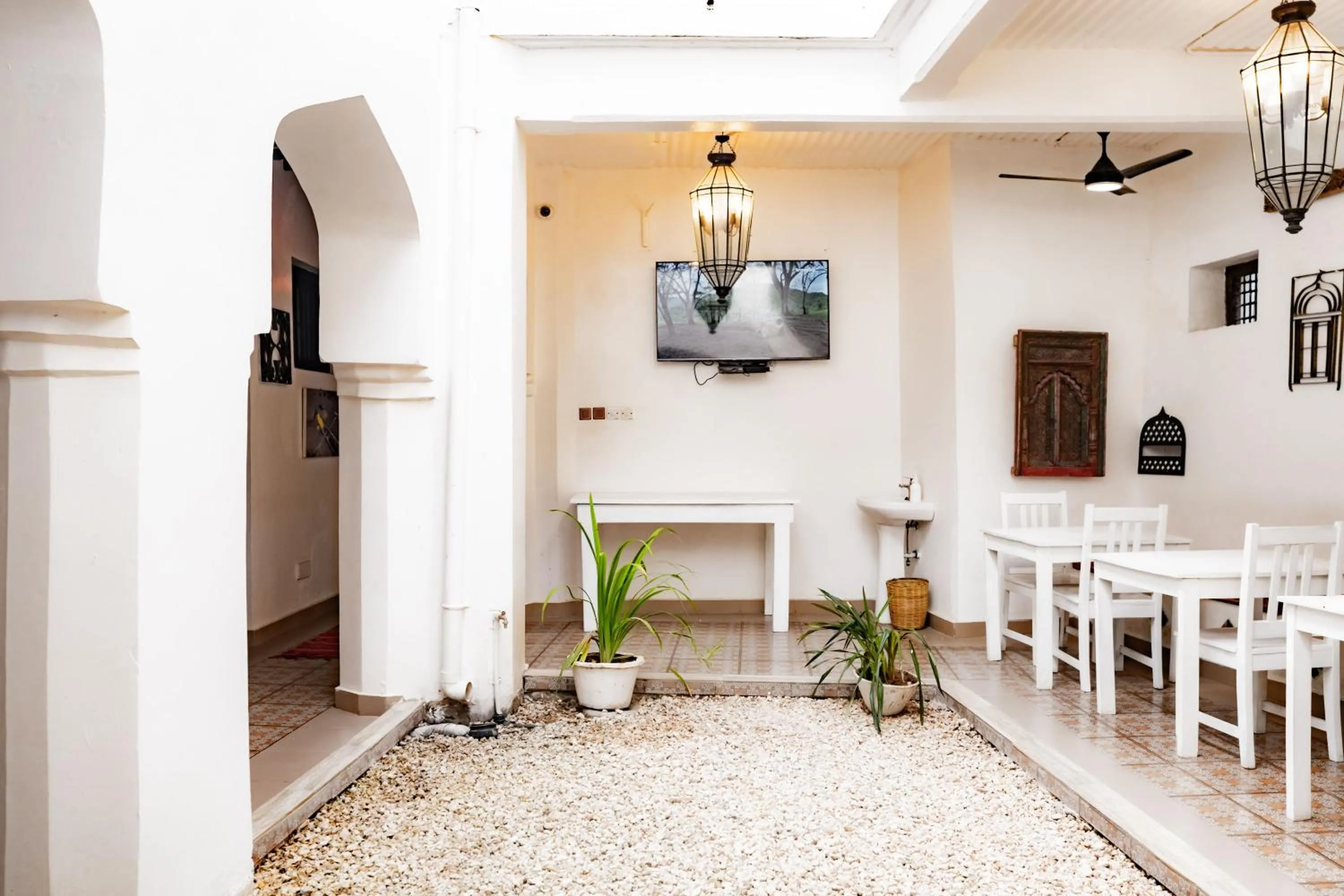 Restaurant/places to eat in Zanzi House