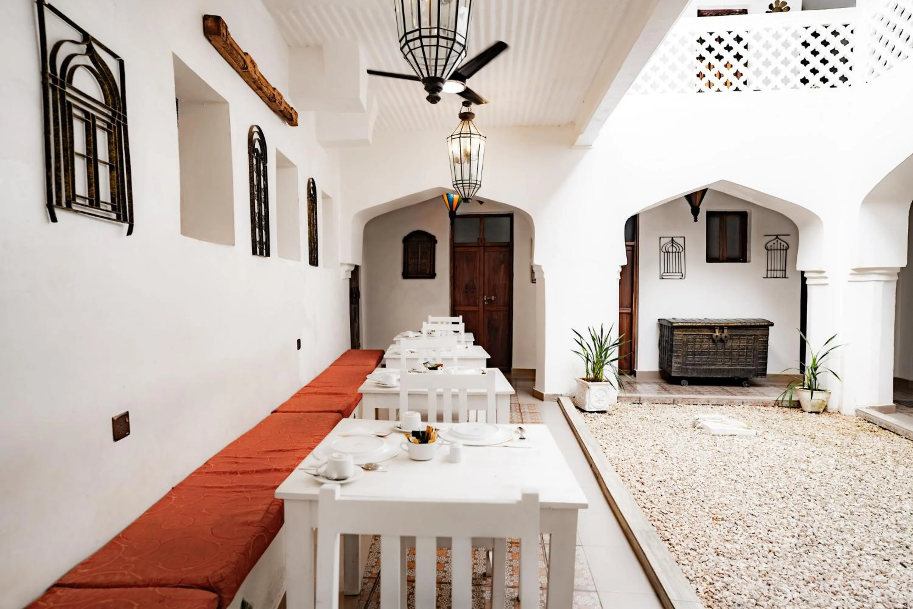 Restaurant/places to eat in Zanzi House