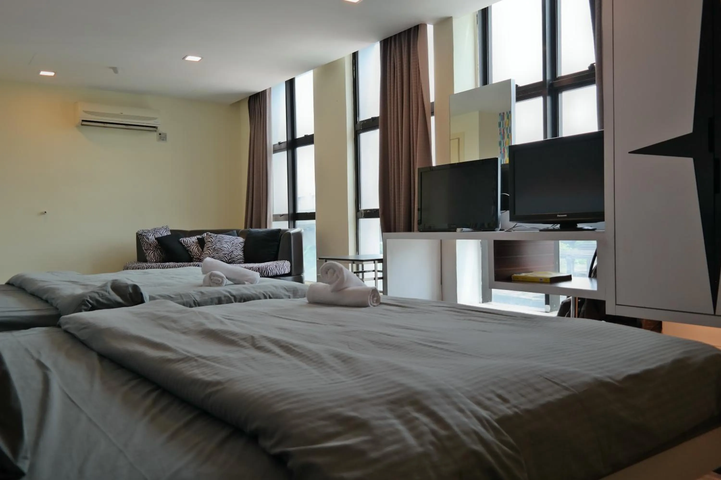 Bed in Summer Oscar Boutique Hotel