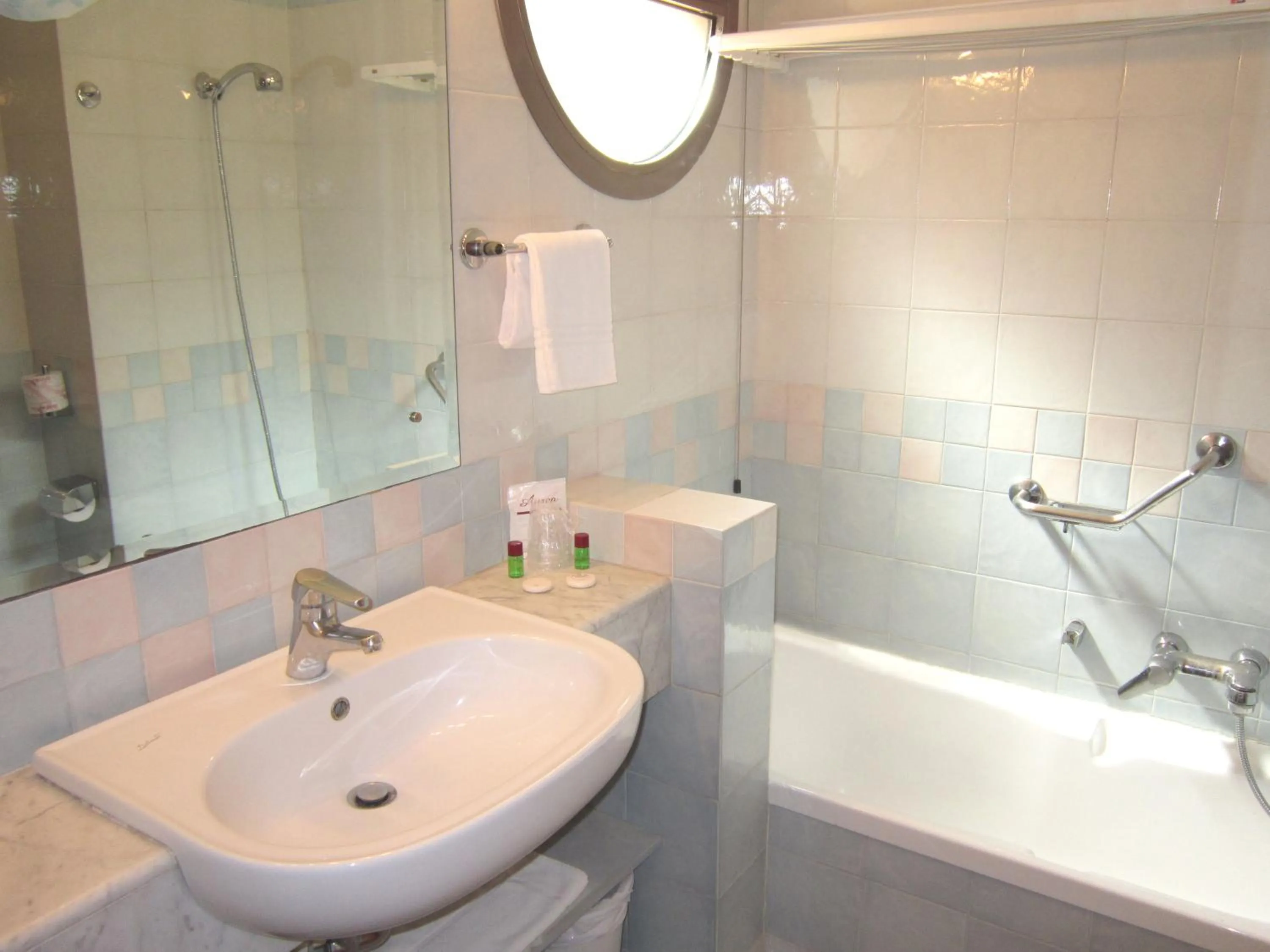 Bathroom in Addaura Village e Congressi