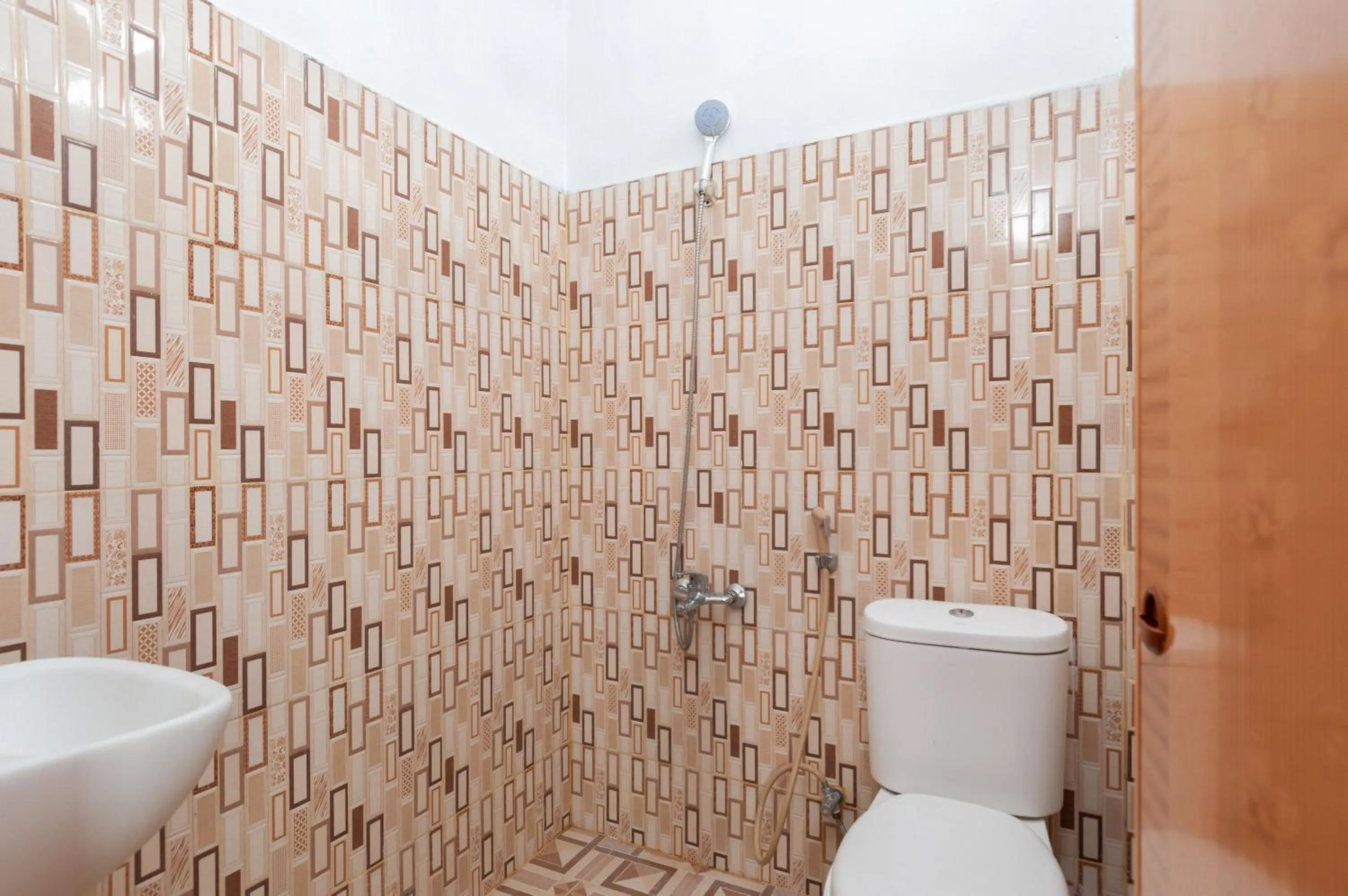 Bathroom in Urbanview Hotel Nisura Homestay Medan by RedDoorz