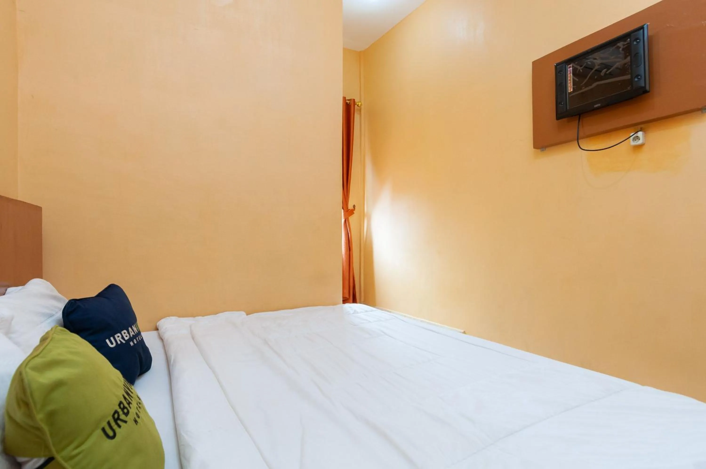 Bedroom, Bed in Urbanview Hotel Nisura Homestay Medan by RedDoorz