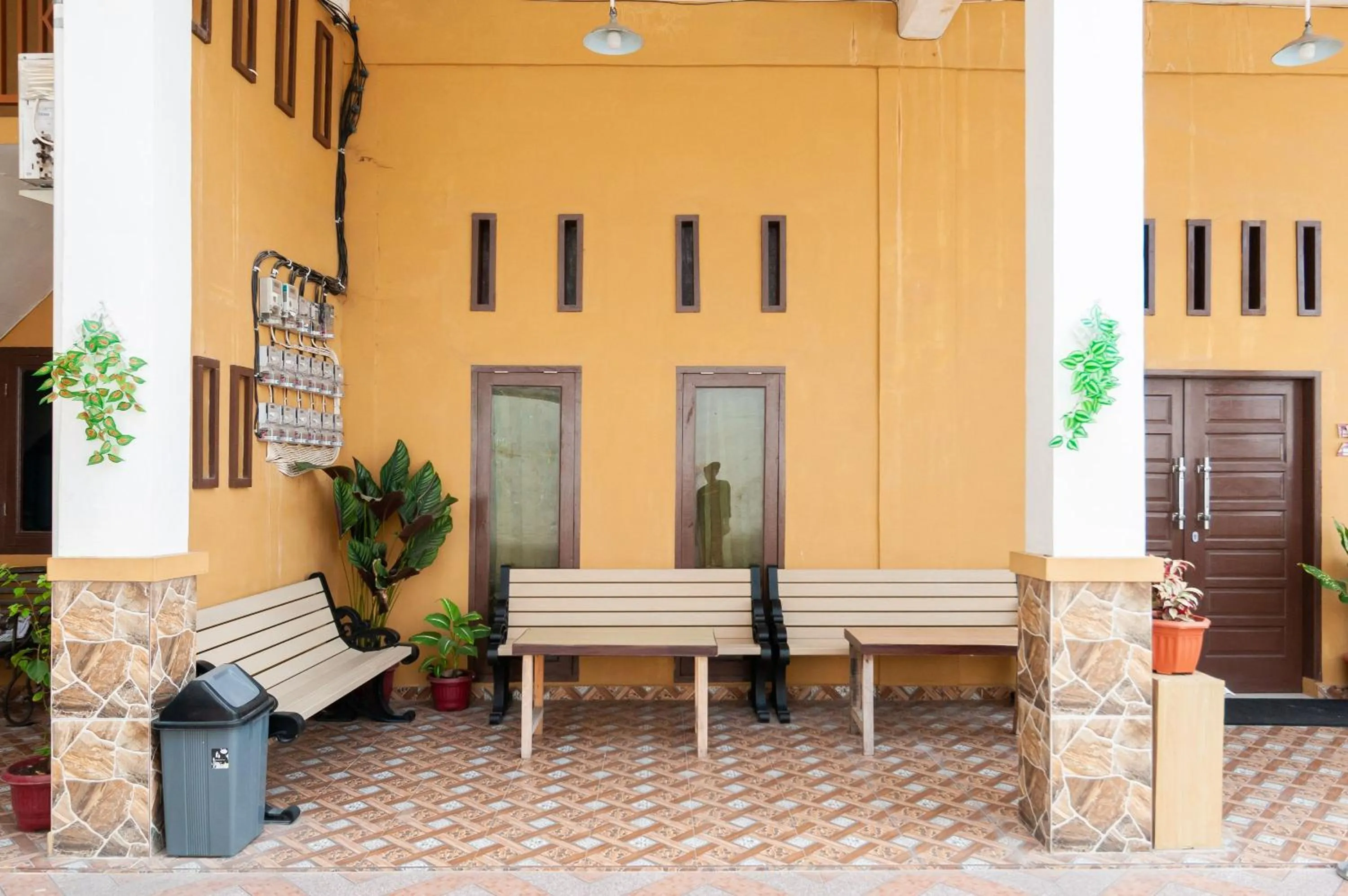 Seating area in Urbanview Hotel Nisura Homestay Medan by RedDoorz