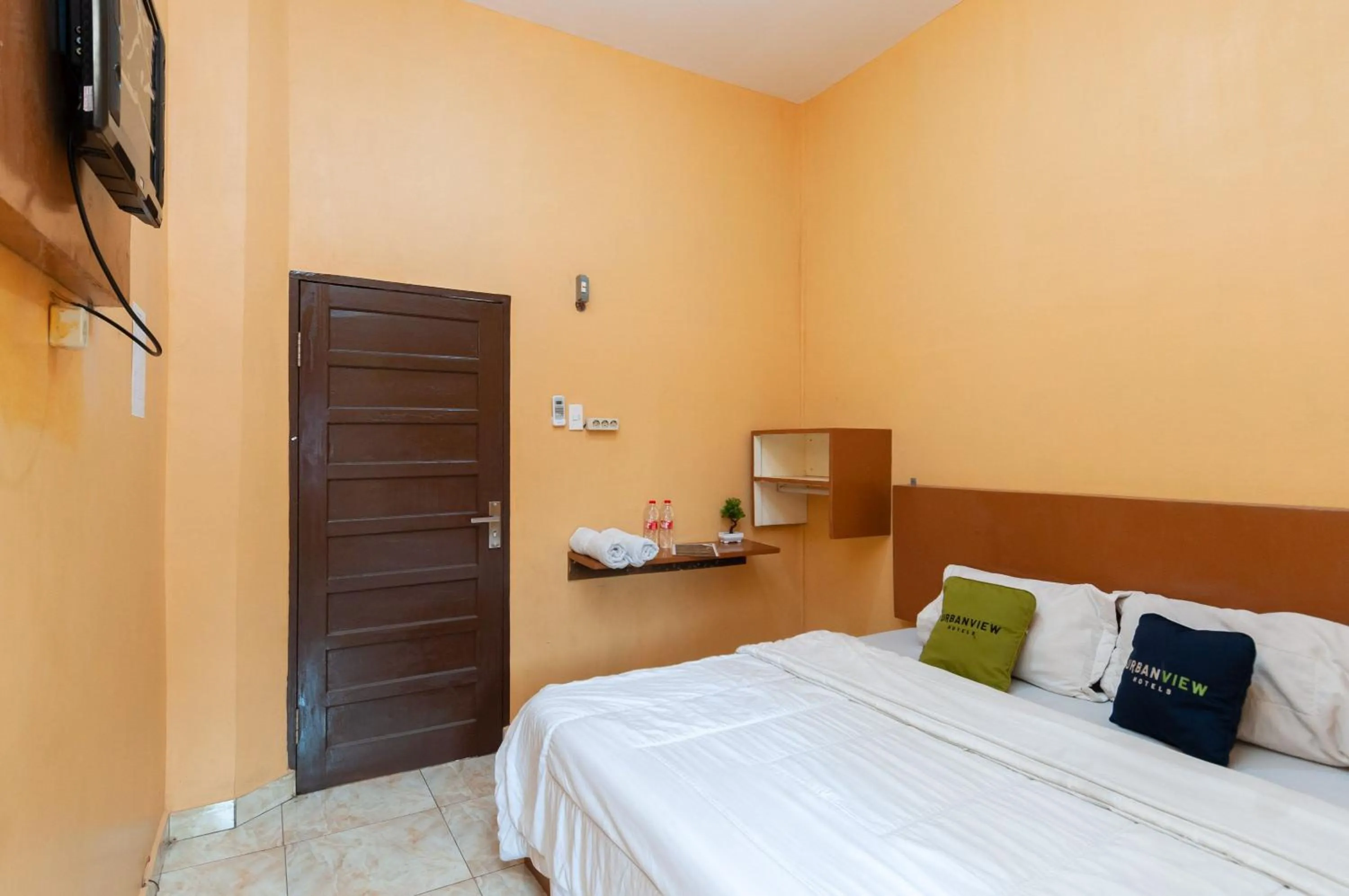 Bedroom, Bed in Urbanview Hotel Nisura Homestay Medan by RedDoorz