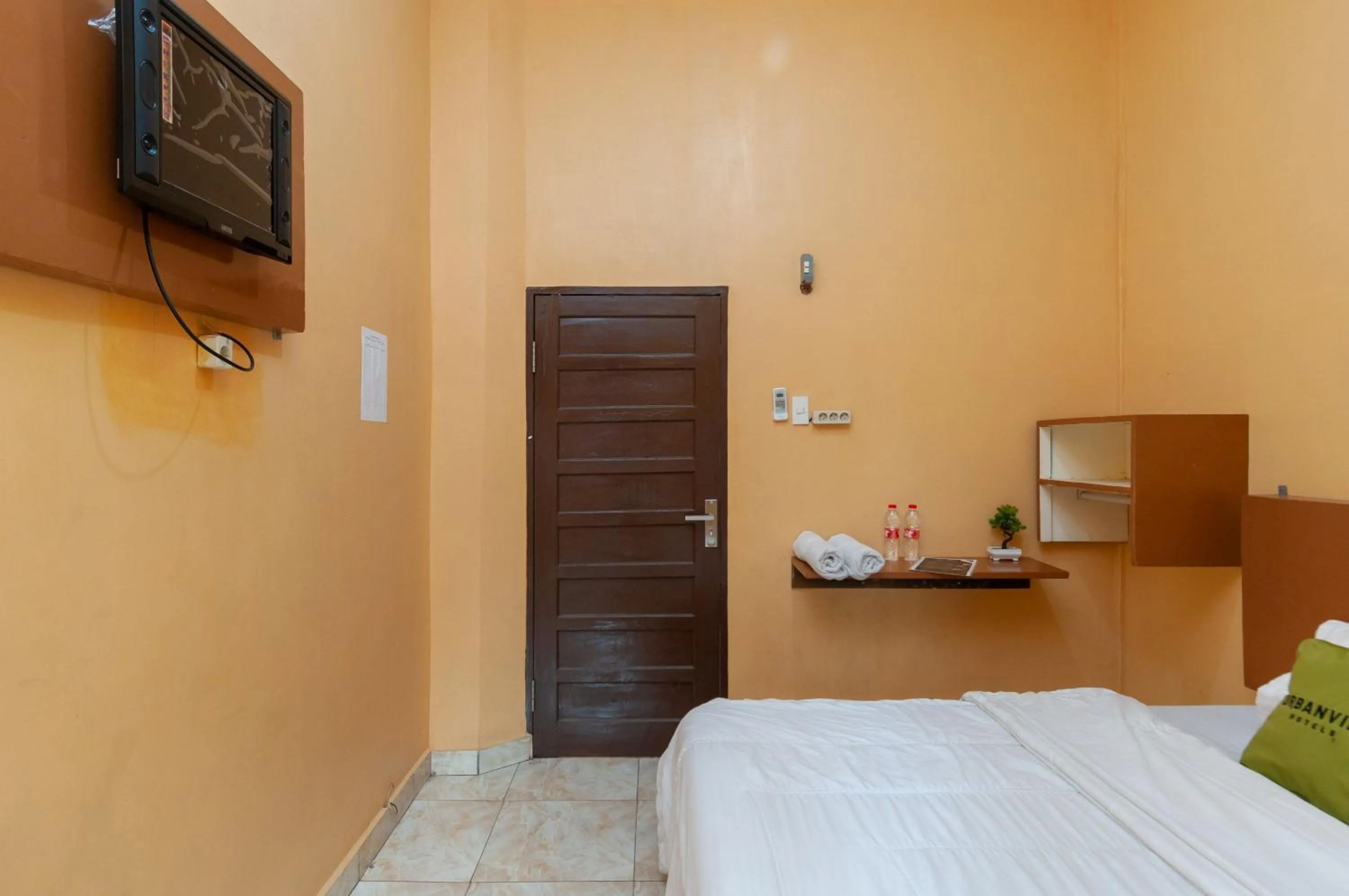 Bedroom, Bed in Urbanview Hotel Nisura Homestay Medan by RedDoorz
