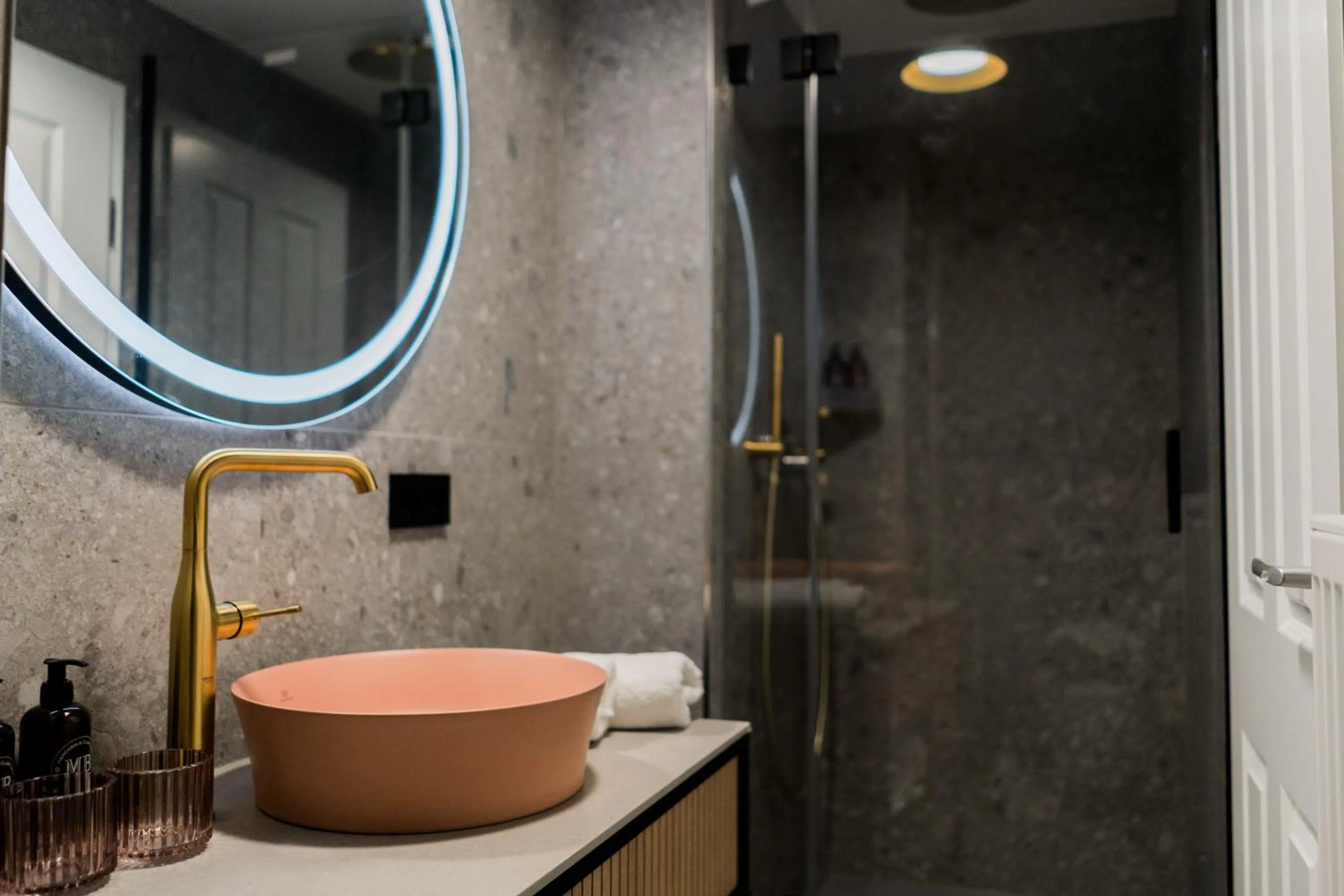 Bathroom in Bob W Munich Airport - Peterhof