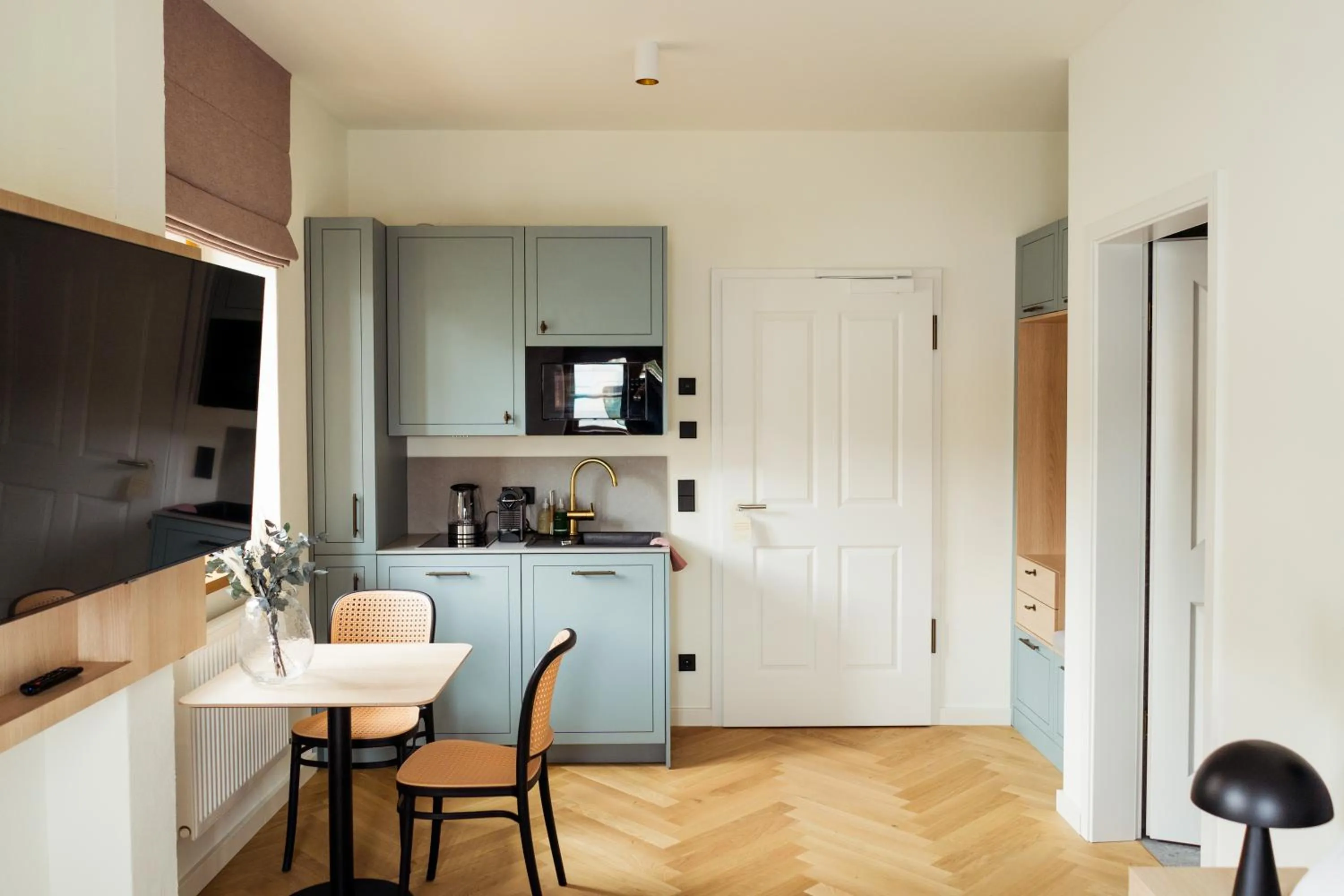 Kitchen or kitchenette in Bob W Munich Airport - Peterhof