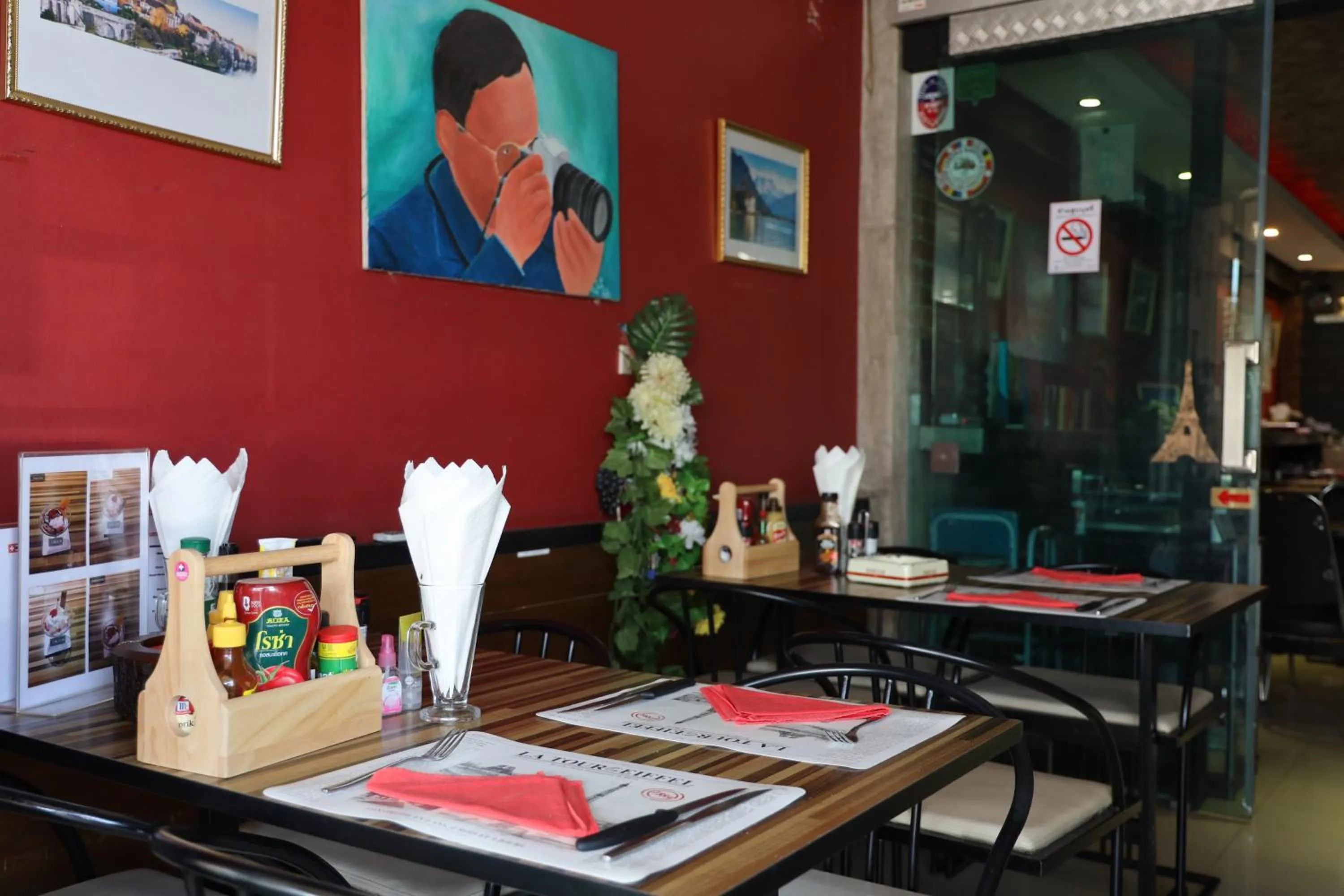 Restaurant/places to eat in THOMLEK Guesthouse