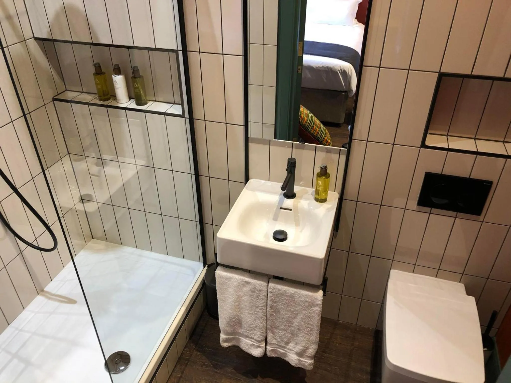 Bathroom in Masonic Arms Gatehouse